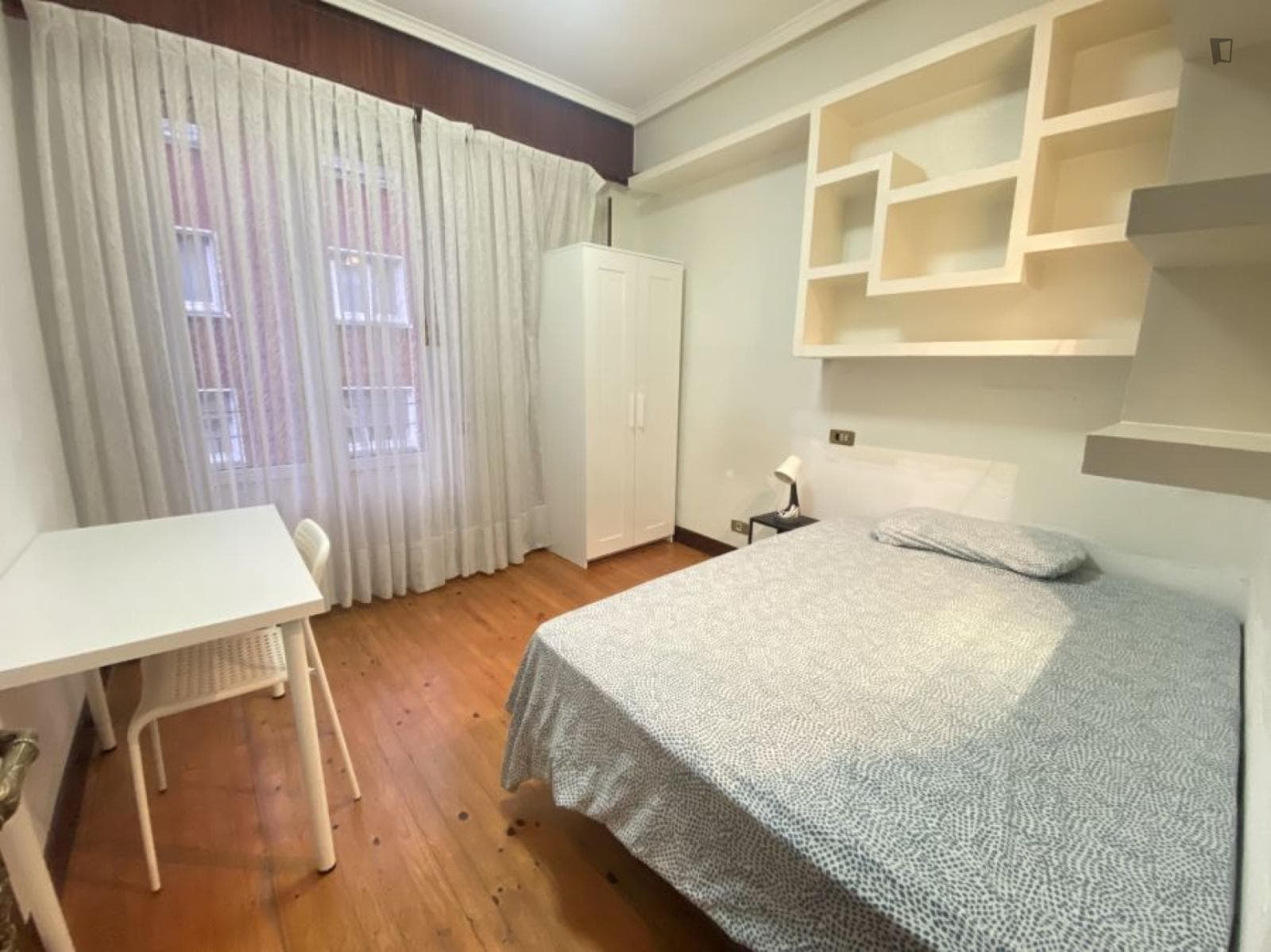 Snug double bedroom with balcony not far from Sarriko park photo 1
