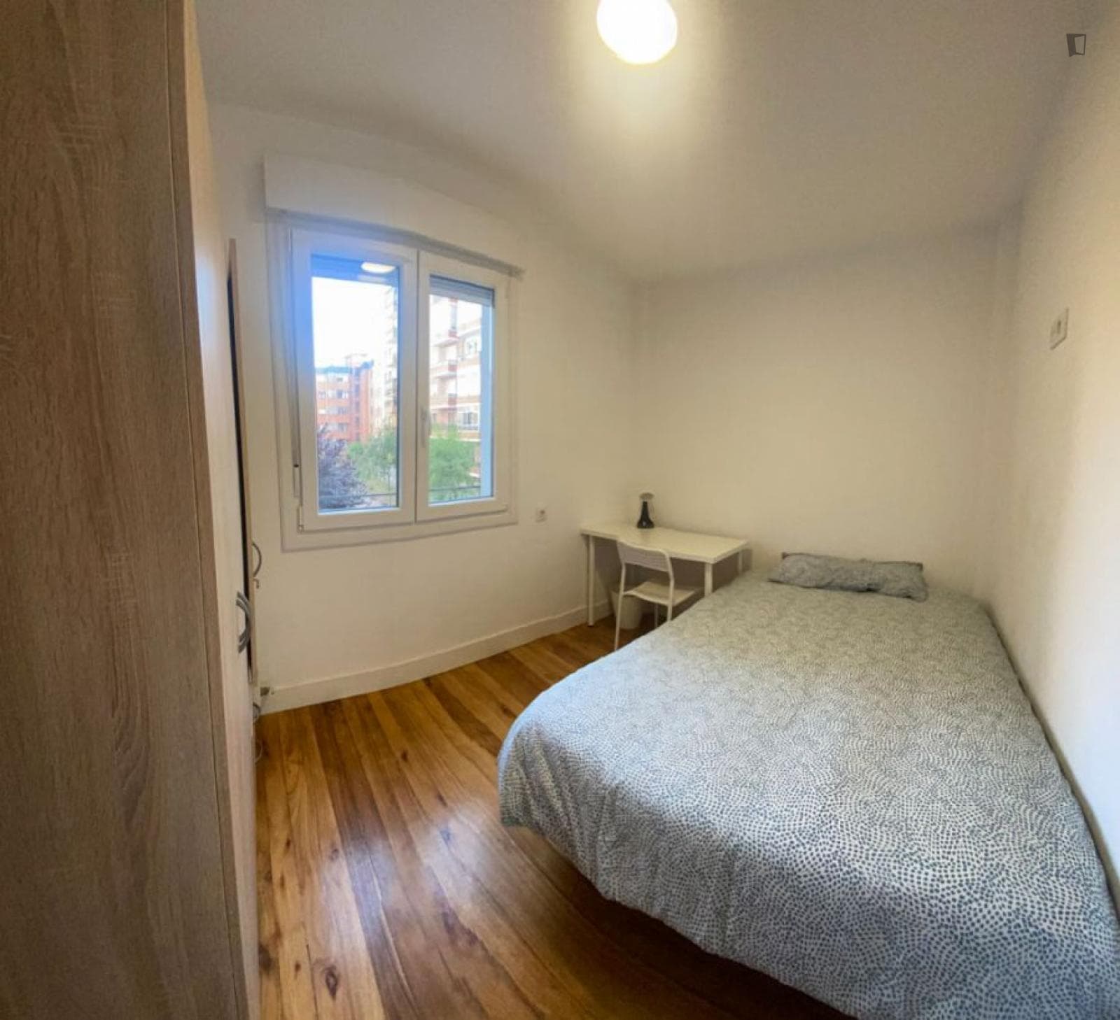 Neat double bedroom not far from Txurdinaga - Bilboko Metroa station photo 1