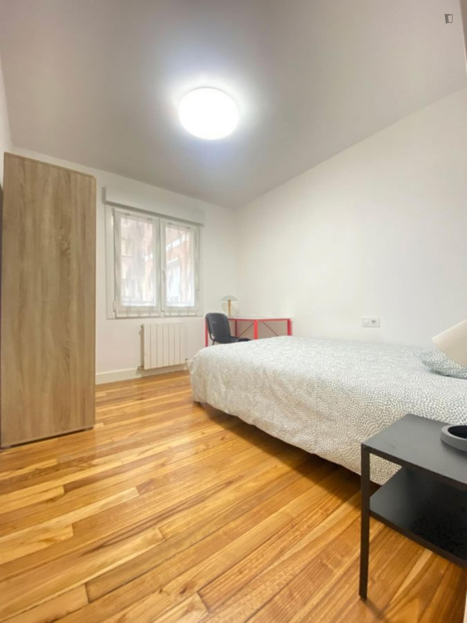 Bright double bedroom close to Txurdinaga - Bilboko Metroa station photo 1