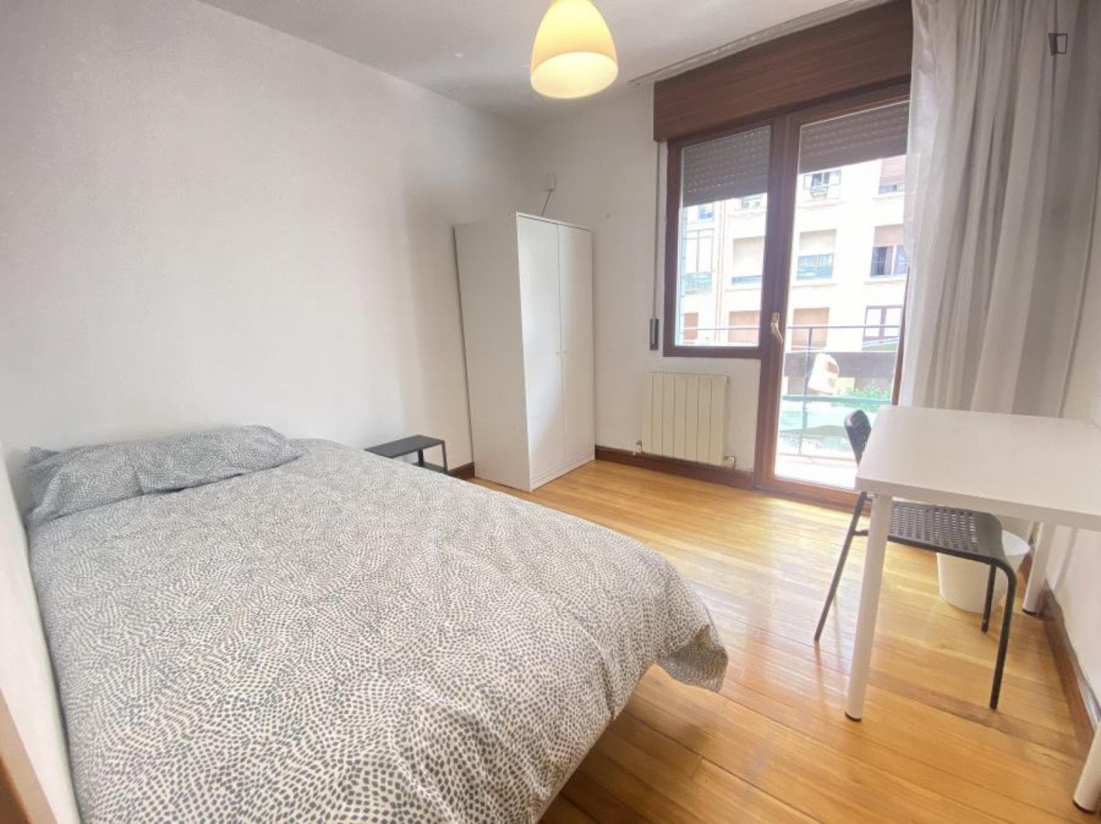 Bright double bedroom in Santutxu photo 1