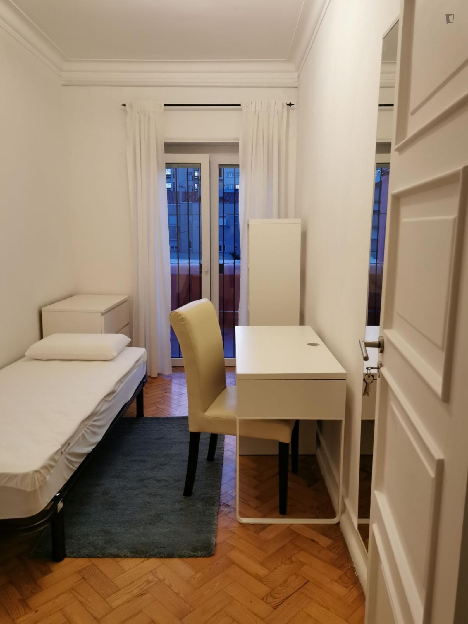 Lovely single bedroom private bathroom and balcony - Entrecampos metro station photo 1