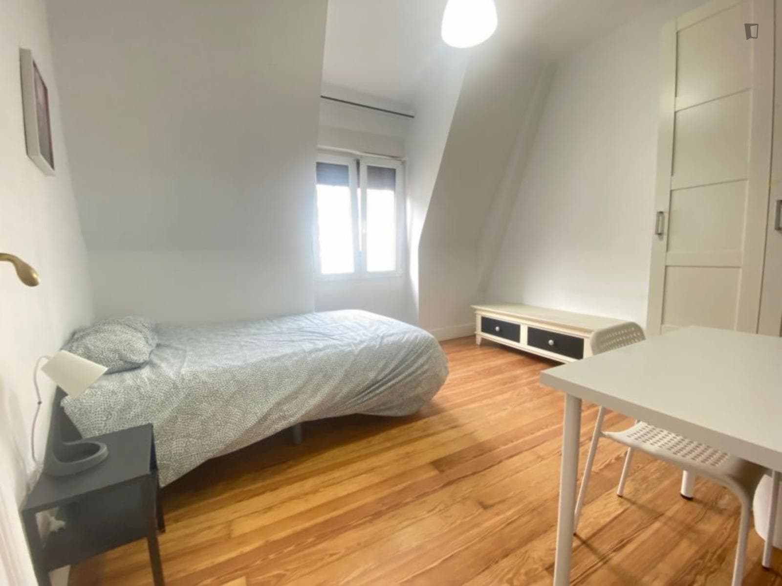 Comfy double bedroom in Bilbao close to Deustuko Unibertsitatea photo 1