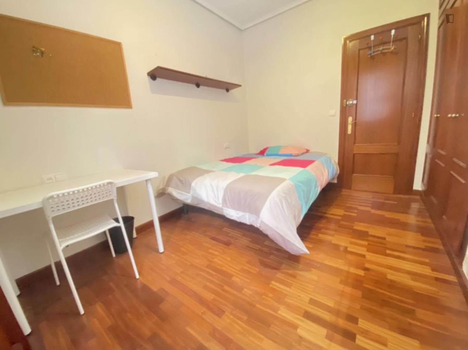 Comfy double bedroom in Bilbao close to Zubizuri bridge photo 1