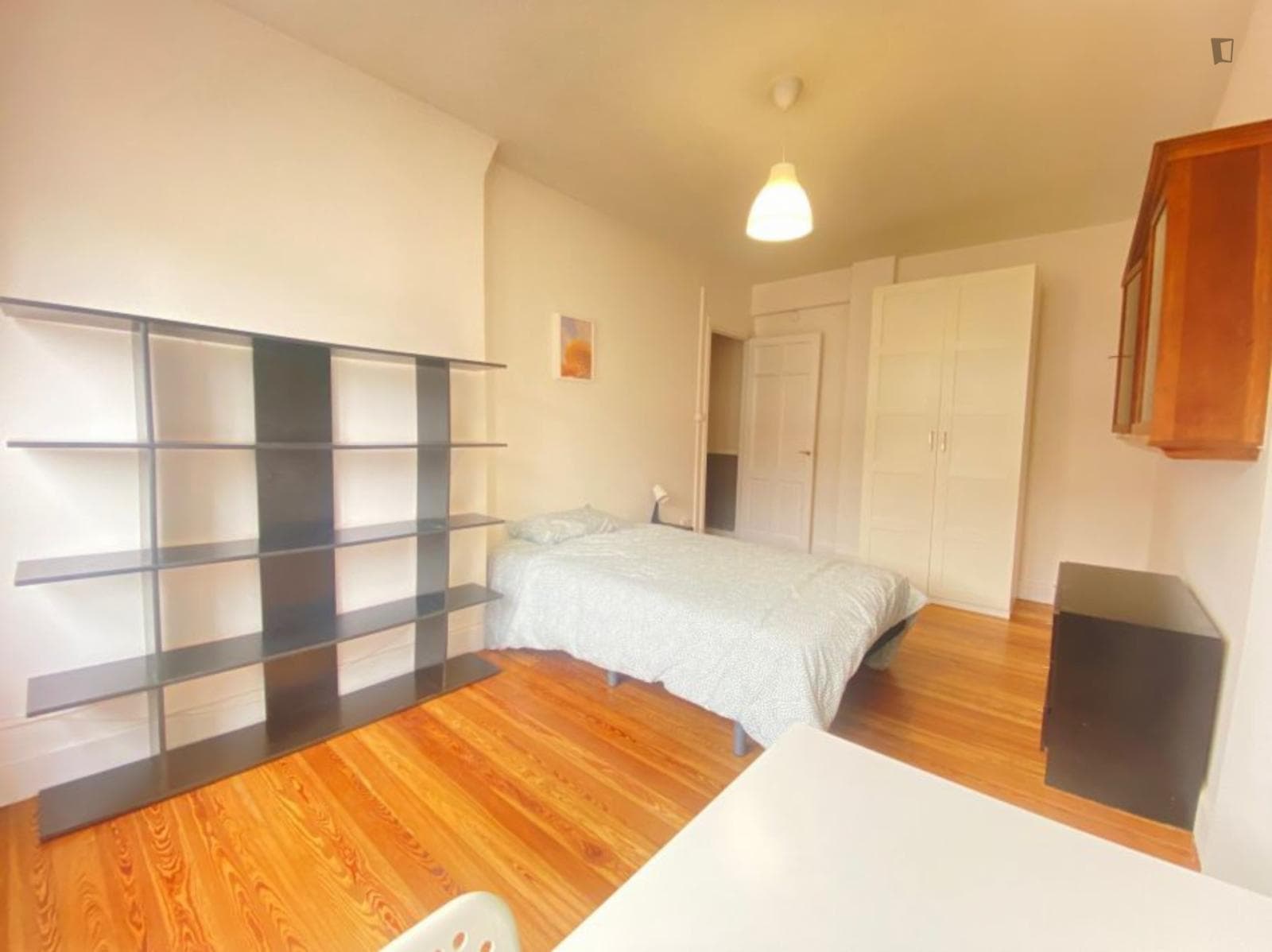 Spacious double bedroom in Bilbao close to Casilda Iturrizar parkea photo 1