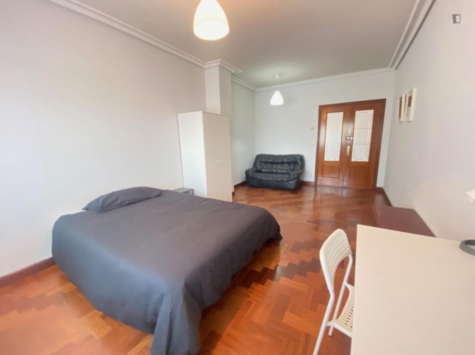Spacious double bedroom in Bilbao close to Uribarri metro station photo 1