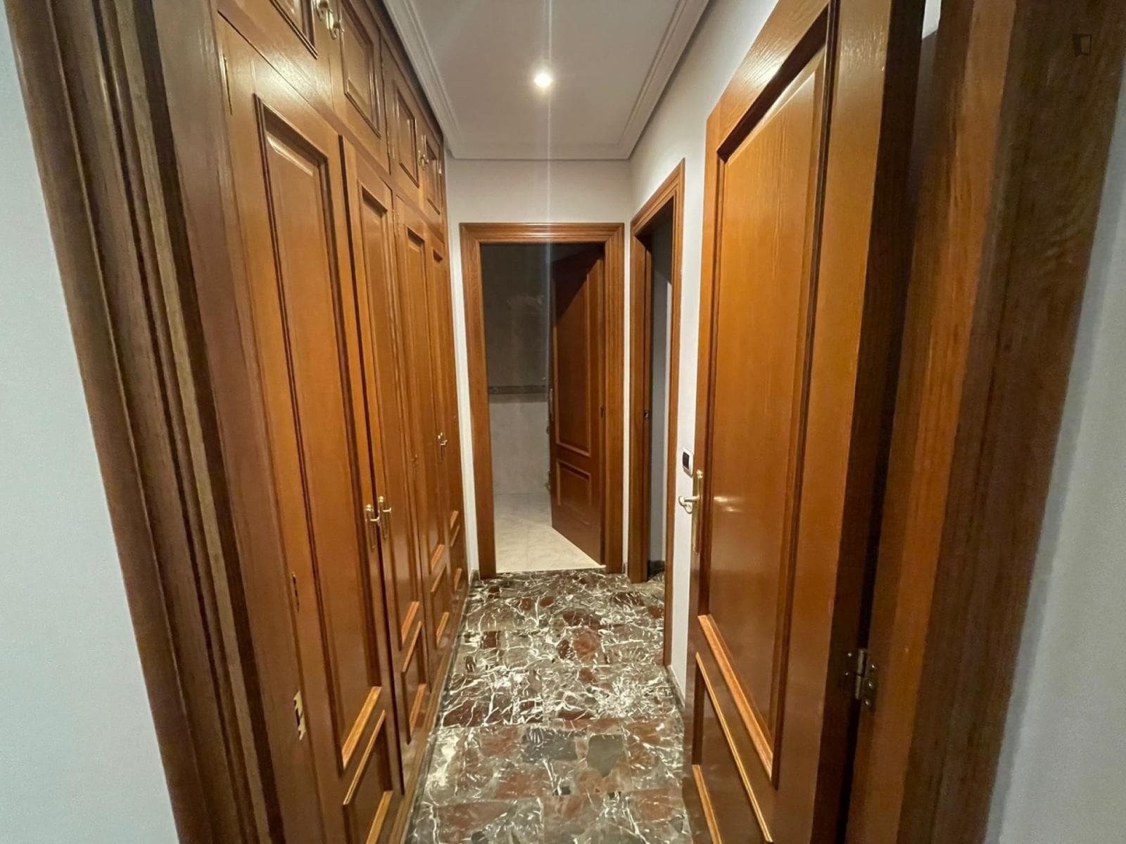 Large Great looking single bedroom in a property with balcony photo 1