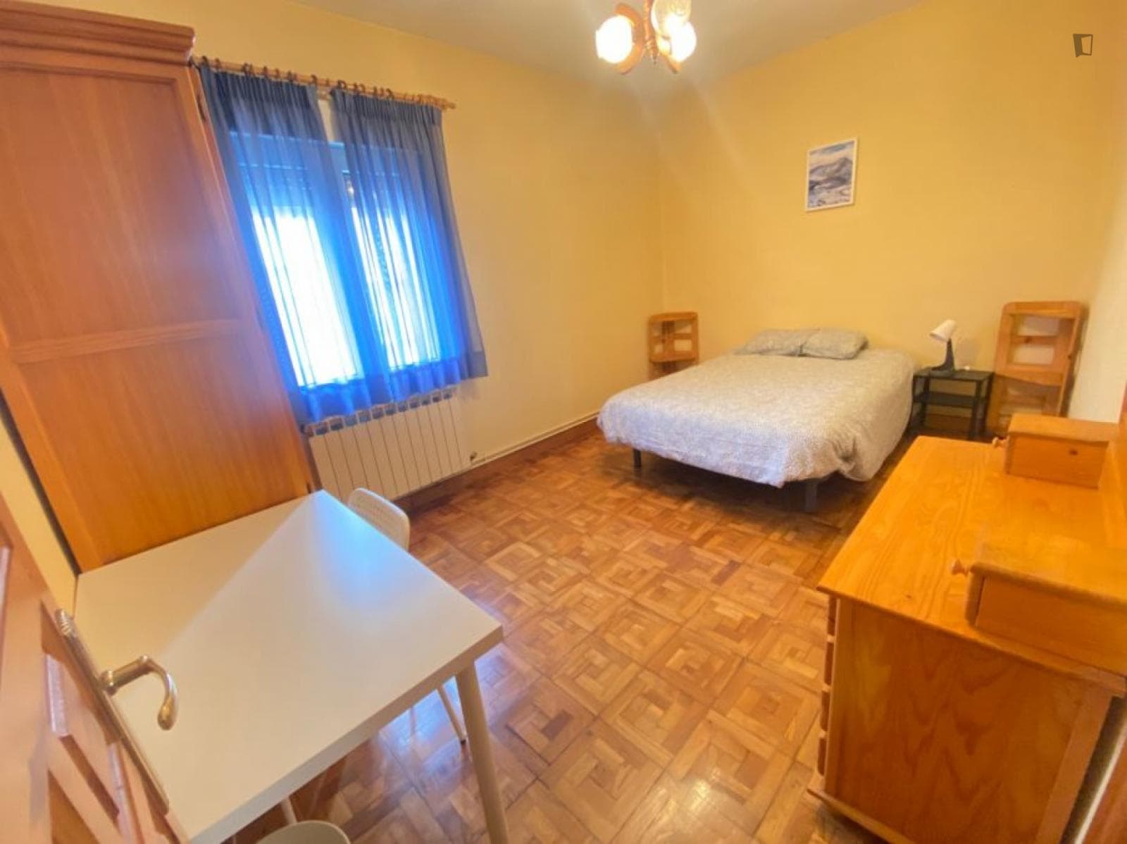 Spacious double bedroom near Universidad Navarra photo 1