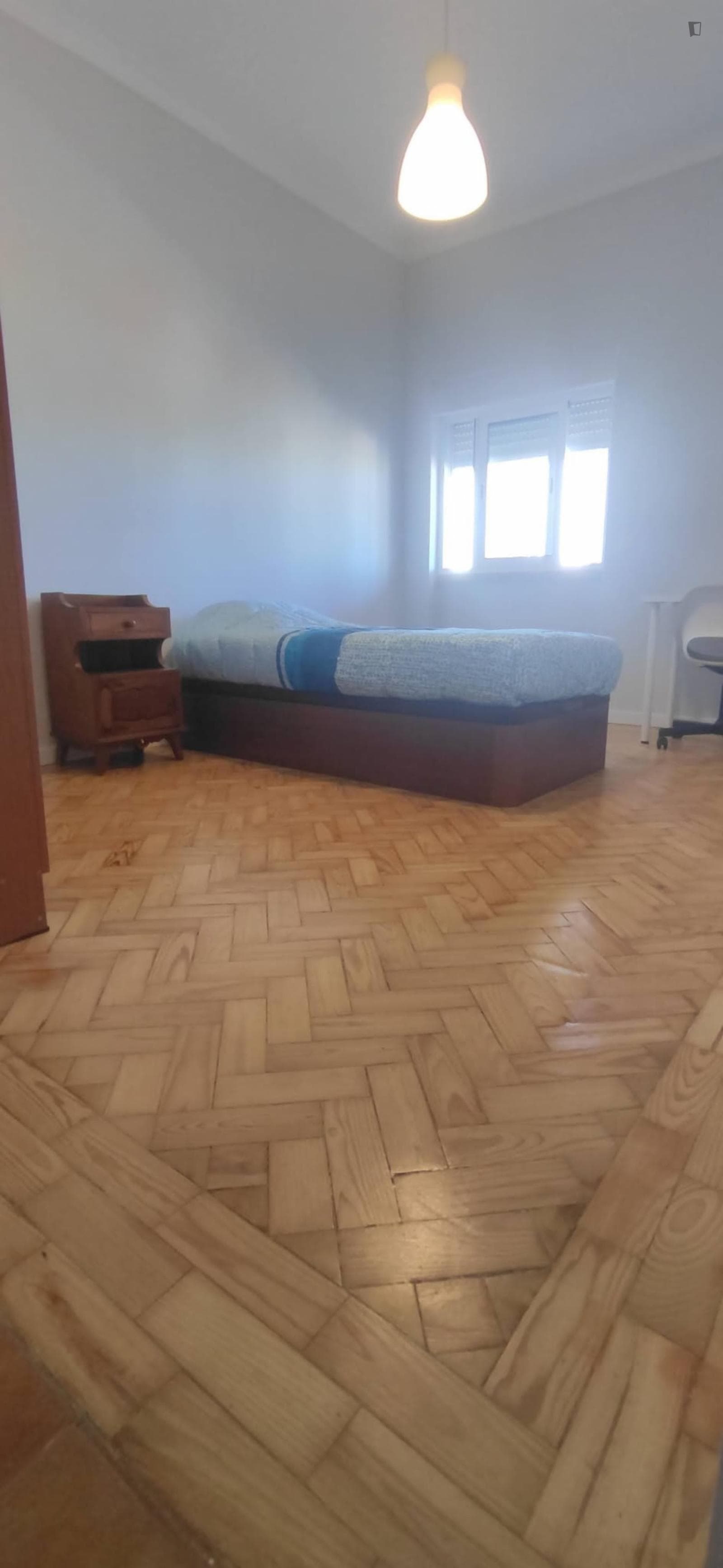 Delightful single bedroom in a 4-bedroom flat photo 1