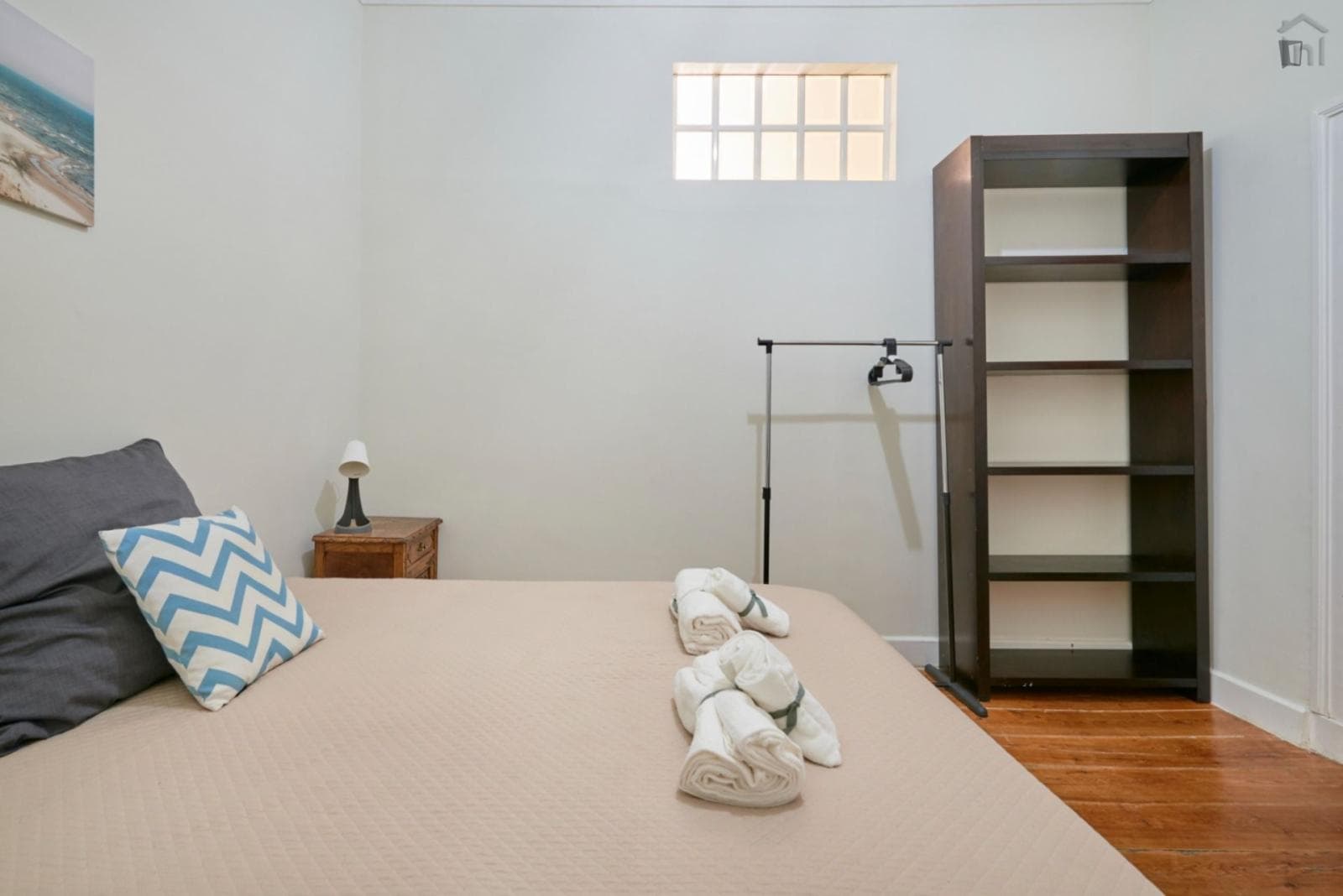 Comfy double bedroom close to the NOVA Medical School photo 1