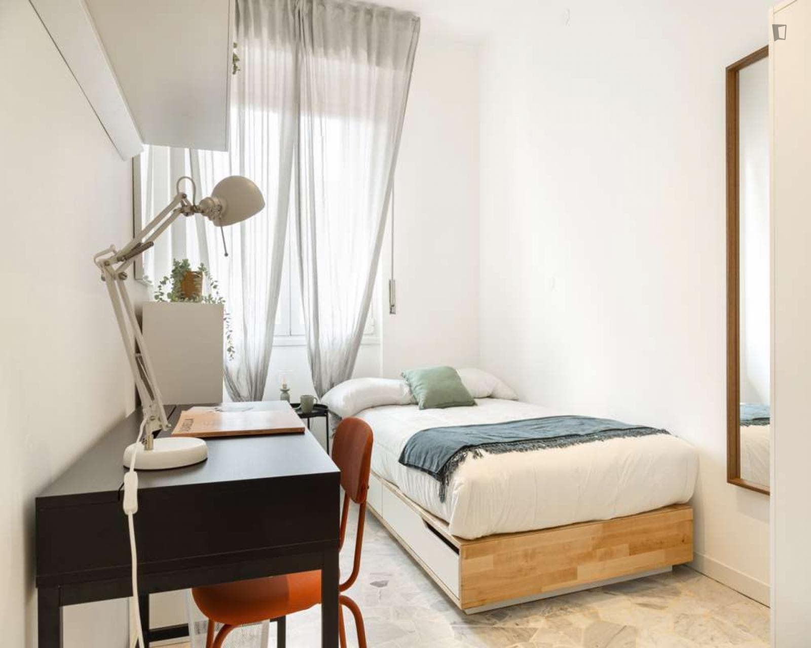 Bright double bedroom in Lorenteggio photo 1