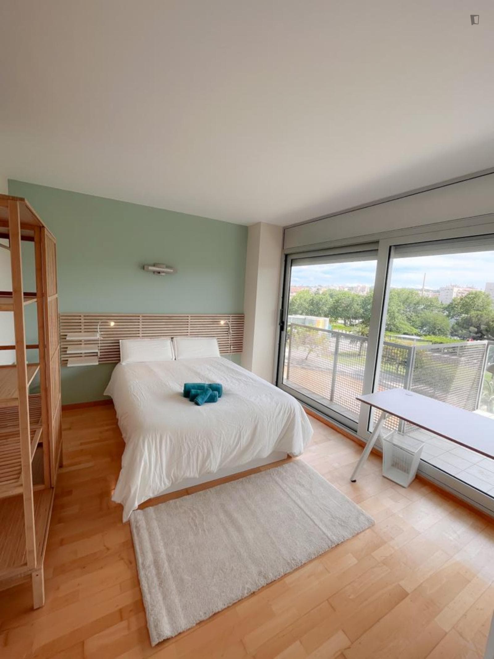 Delightful double bedroom with a balcony, near Parc del Migdia photo 1