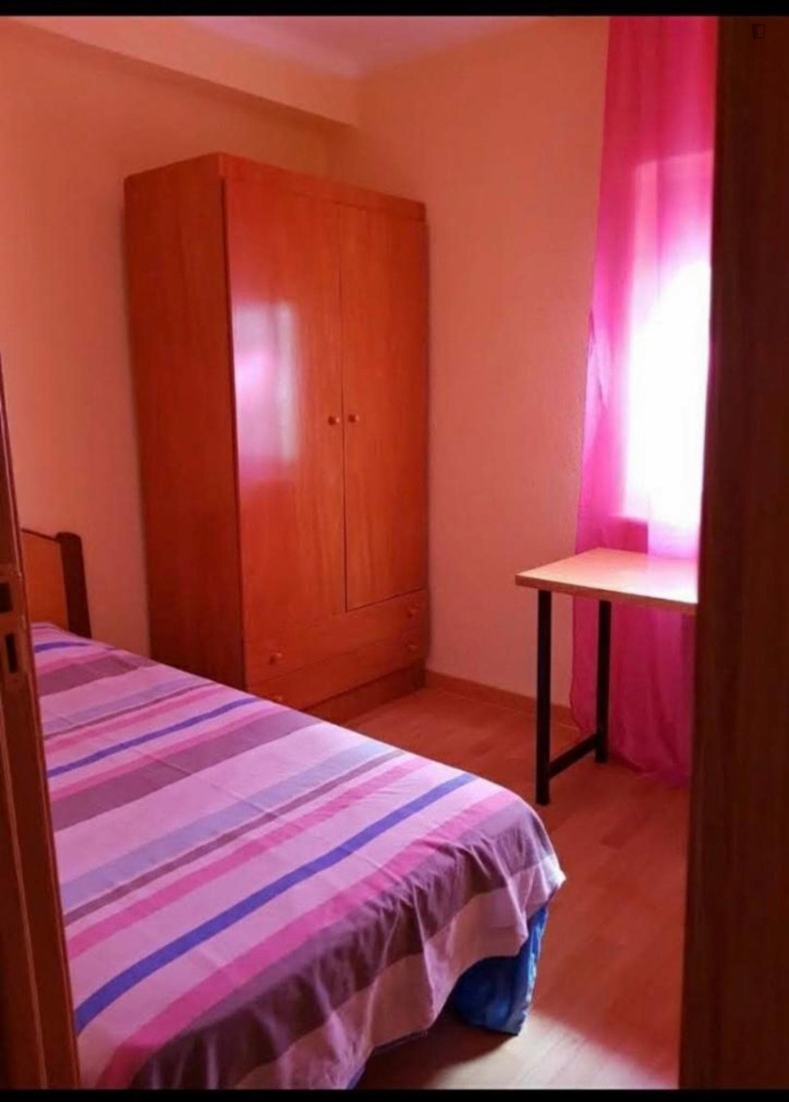 Comfy double bedroom in Salamanca close to Facultad de Derecho de la Universidad de Salamanca photo 1