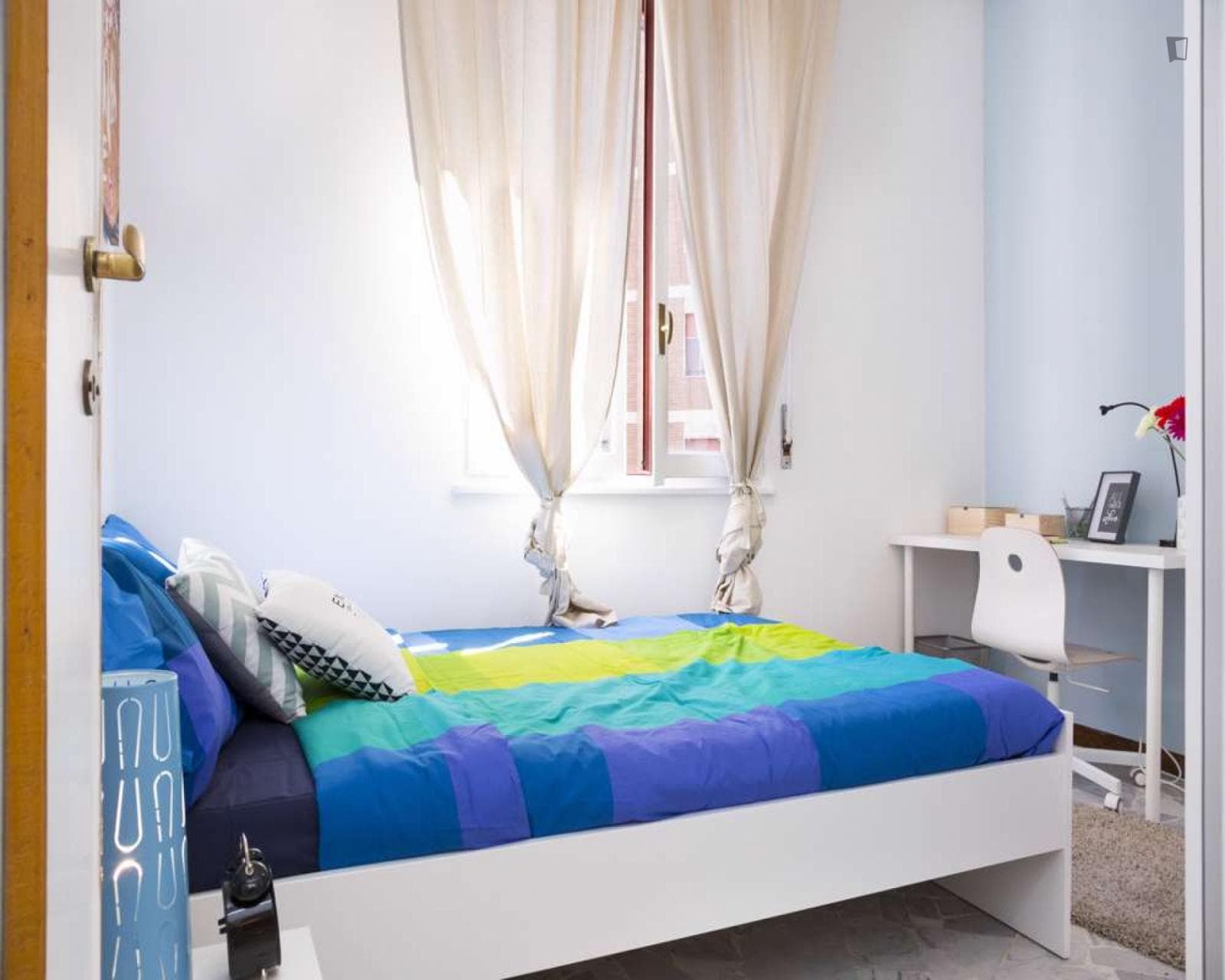 Colourful double bedroom in Lorenteggio photo 1