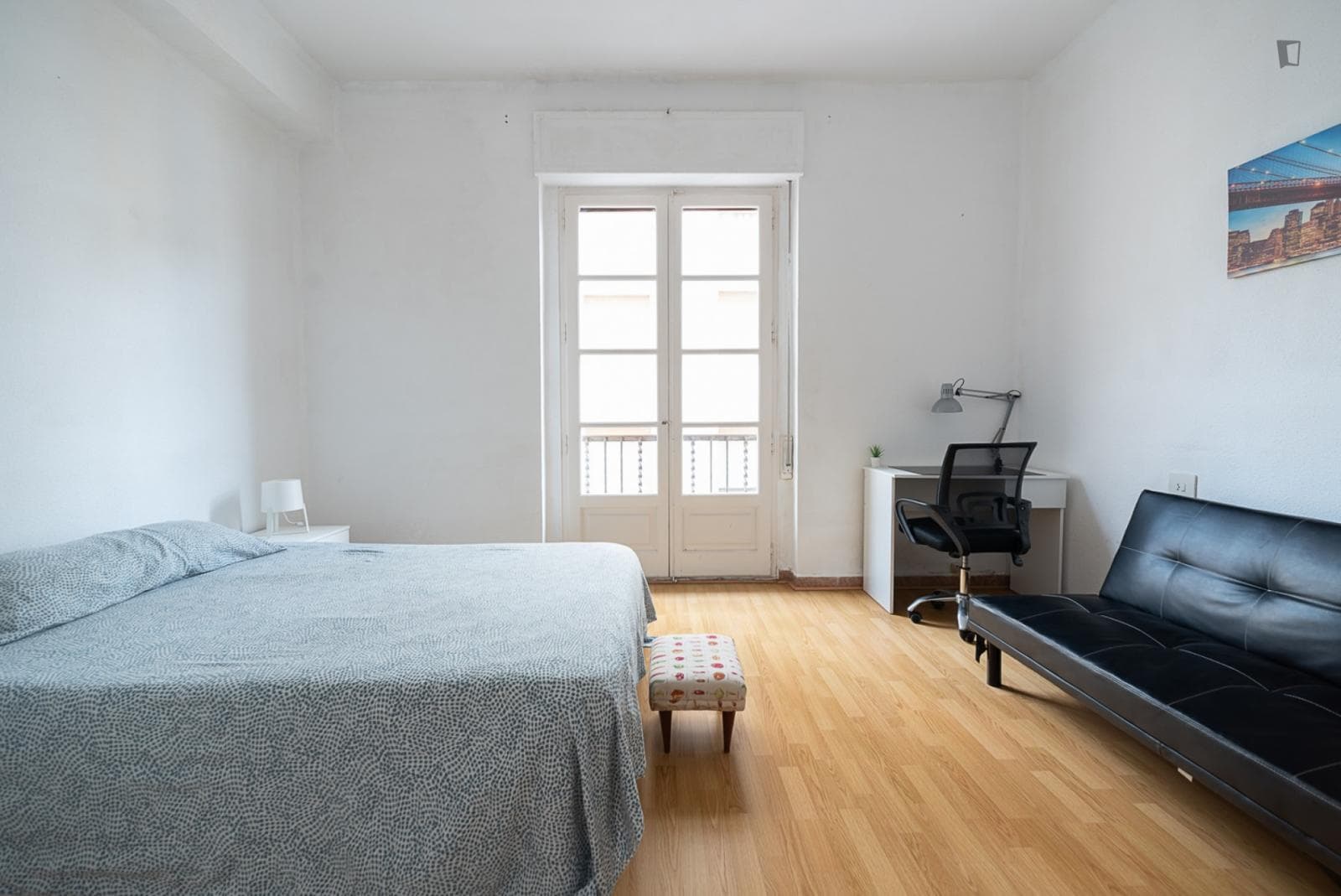 Attractive single bedroom with balcony photo 1