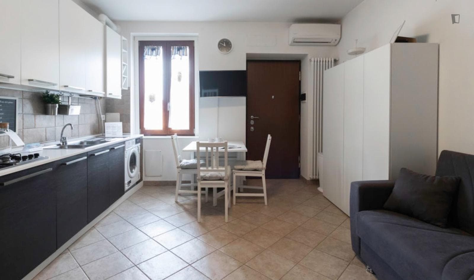 Homely 1-bedroom apartment close to Milano Romolo train station photo 1