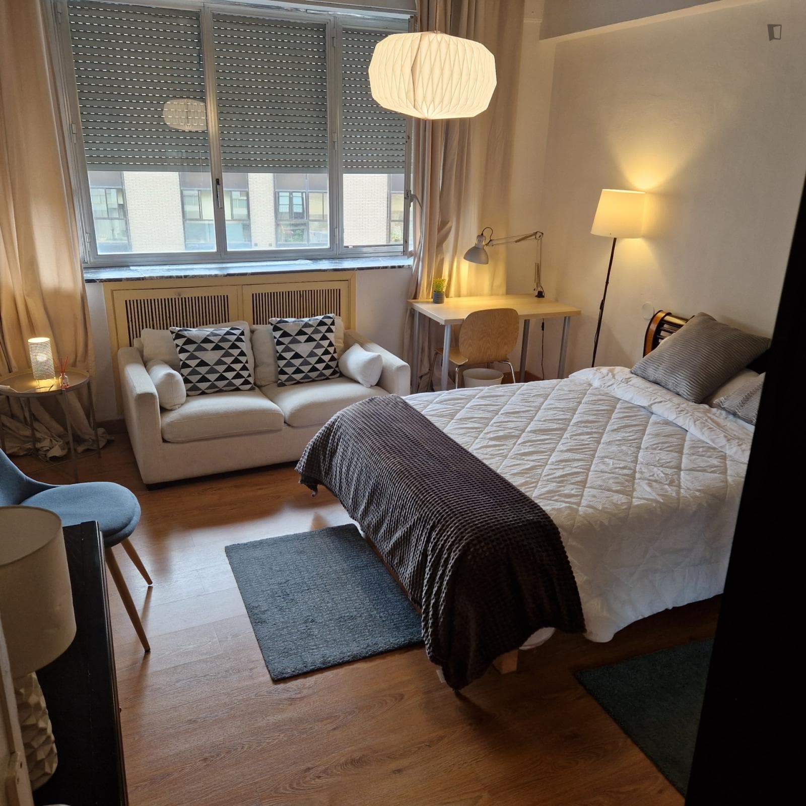Multiple beds bedroom, with private bathroom and balcony, in 7-bedroom apartment photo 1