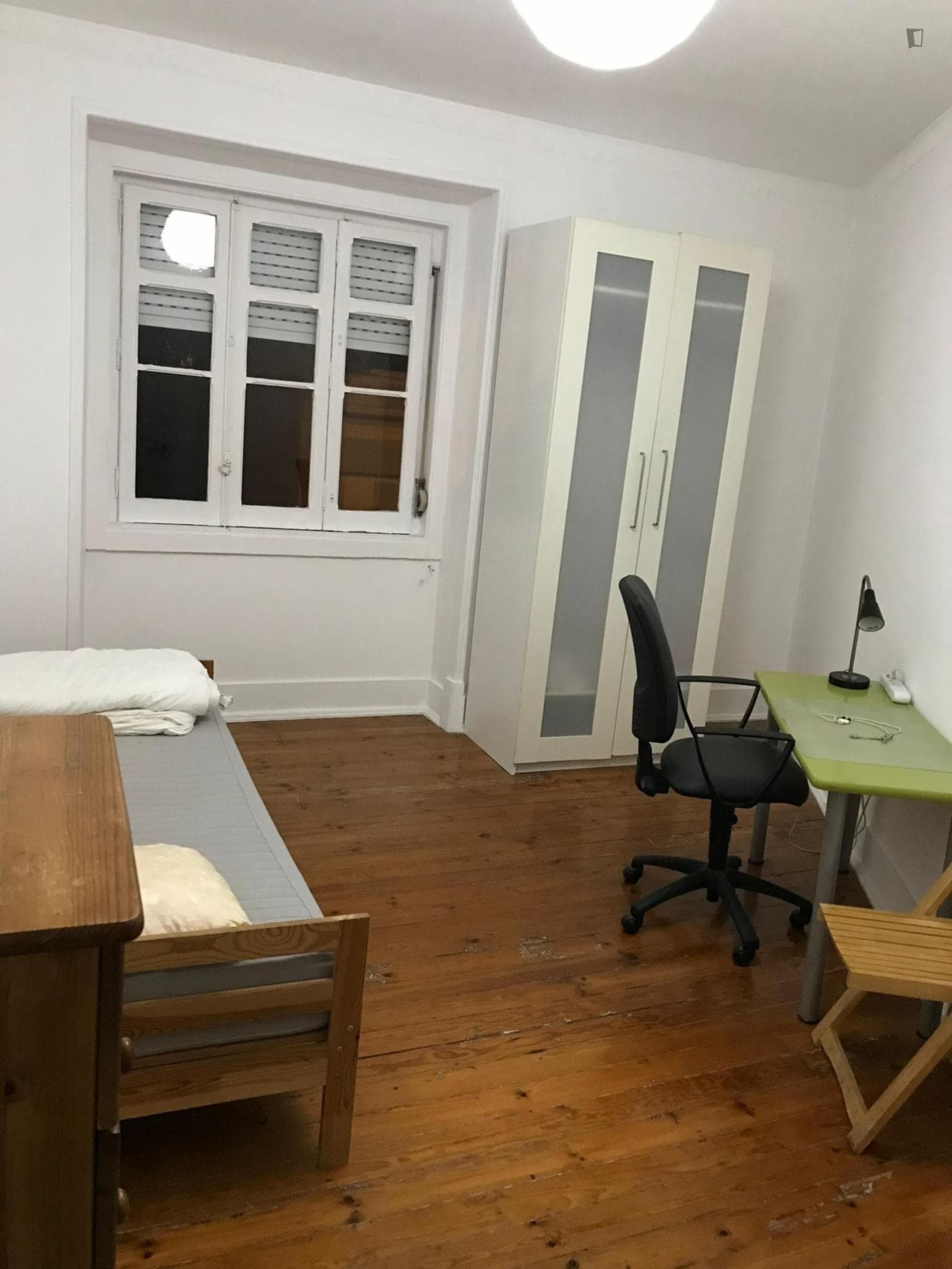 Sunny single bedroom in a 4-bedroom flat photo 1