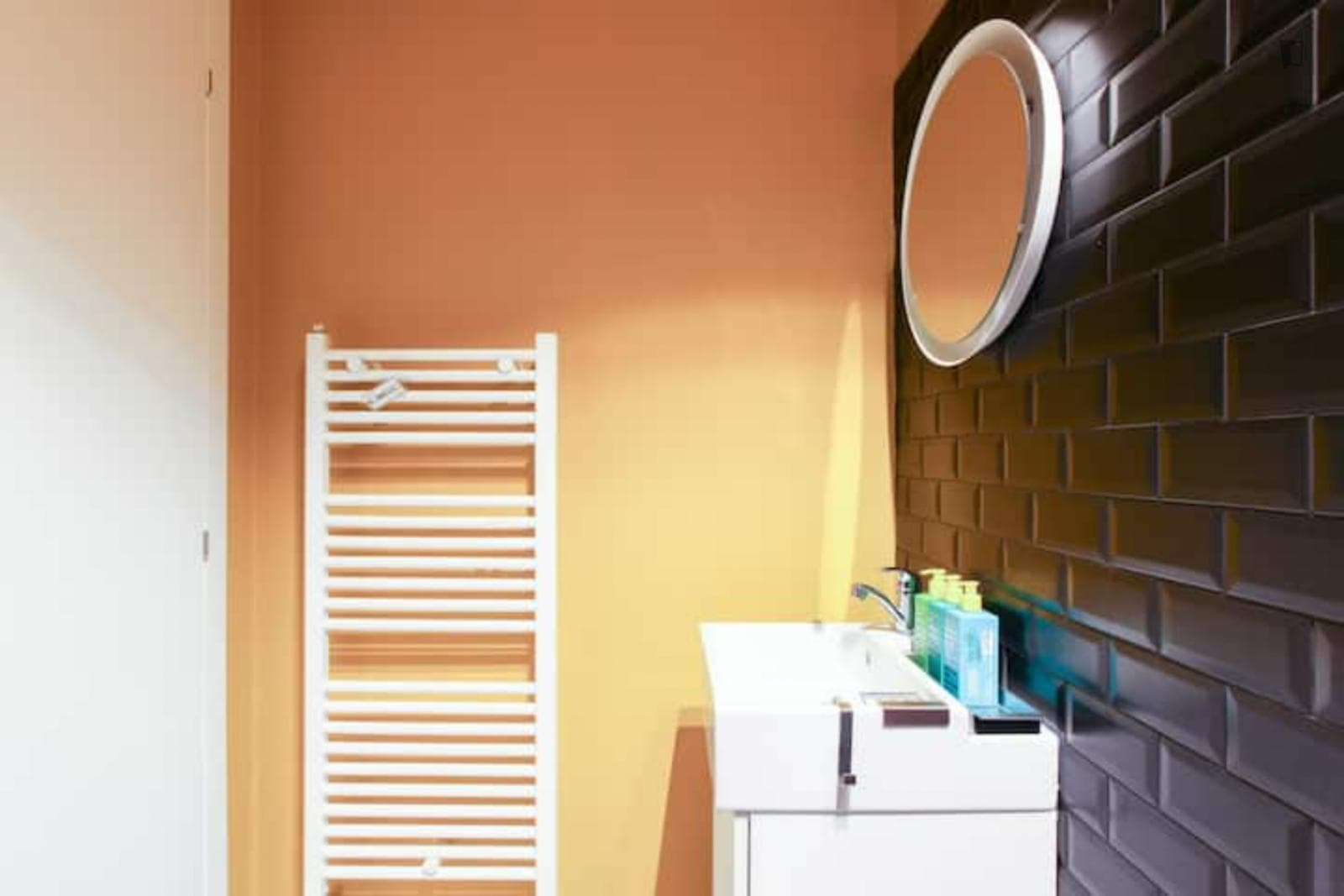 Snug one-bedroom apartment close to IULM, NABA and Bocconi photo 1