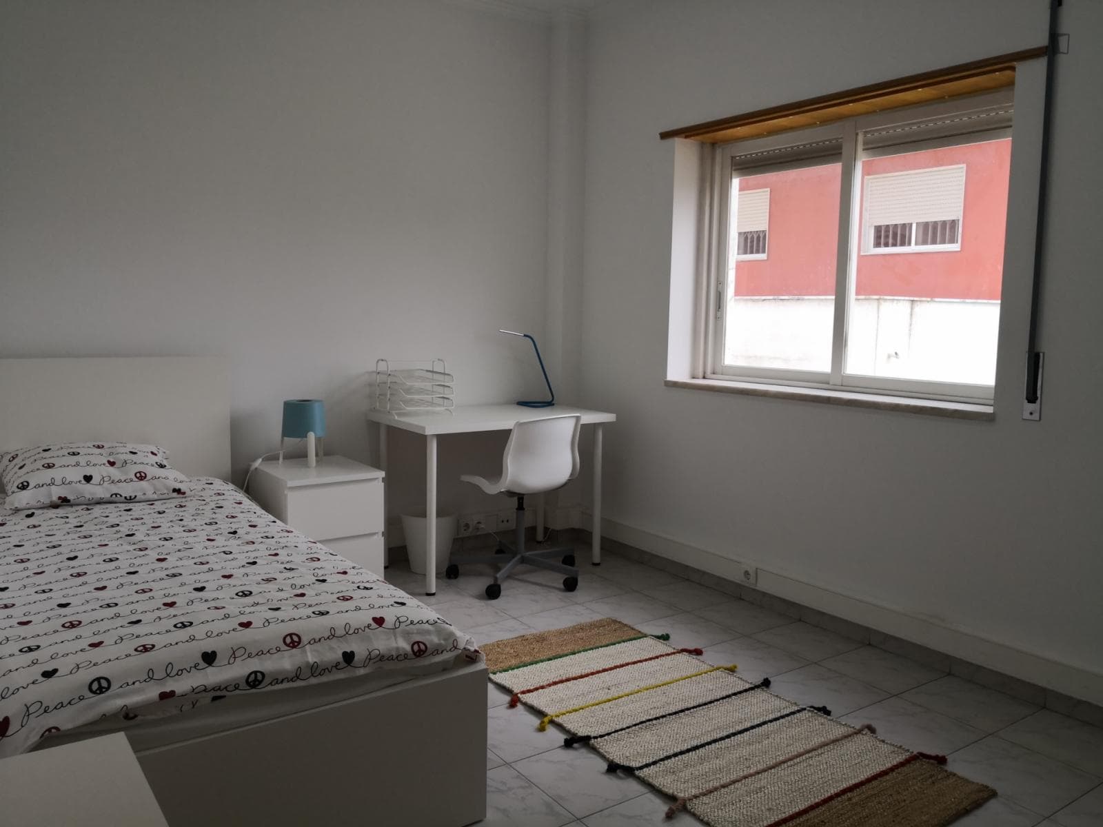 Single bedroom in 6-bedroom apartment photo 1
