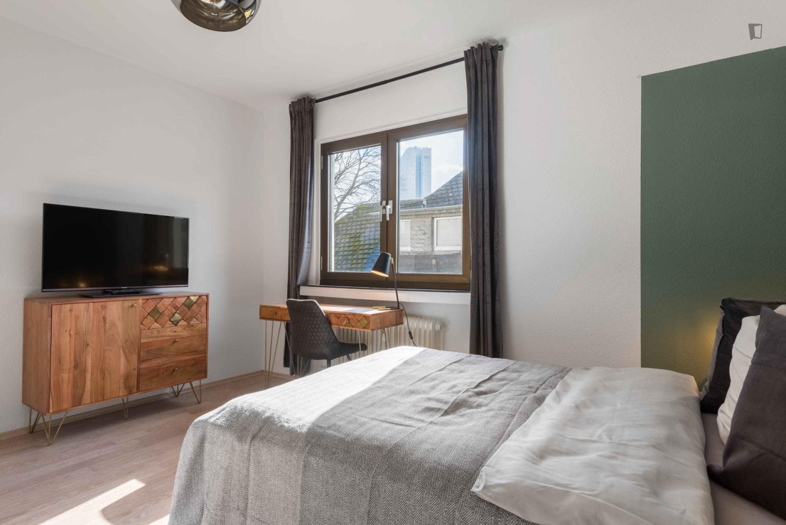 Snug double bedroom in a student flat, in Westend photo 1