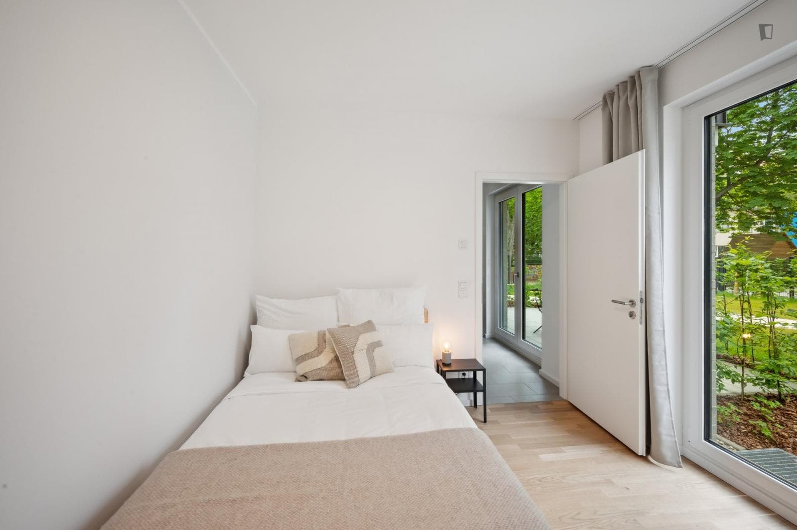 Comfy double bedroom close to Berlin Psychological University photo 1