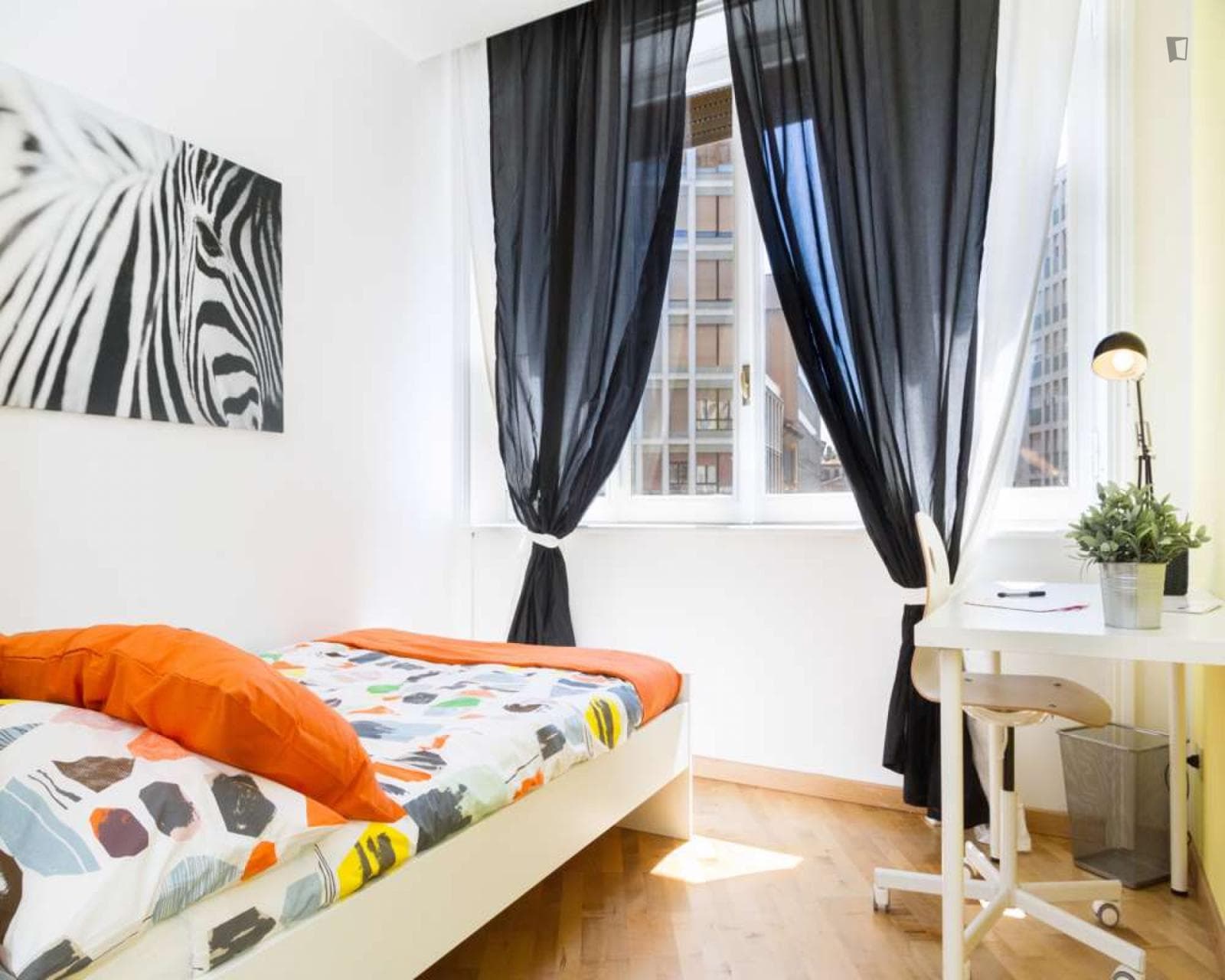 Inviting double bedroom near Università degli Studi di Milano photo 1