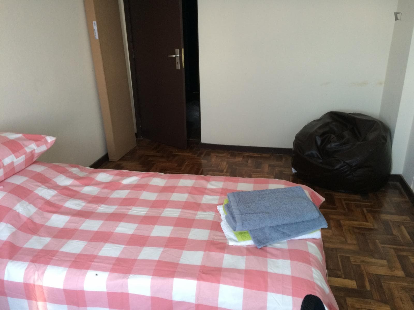 Sunny single bedroom in a 4-bedroom flat photo 1