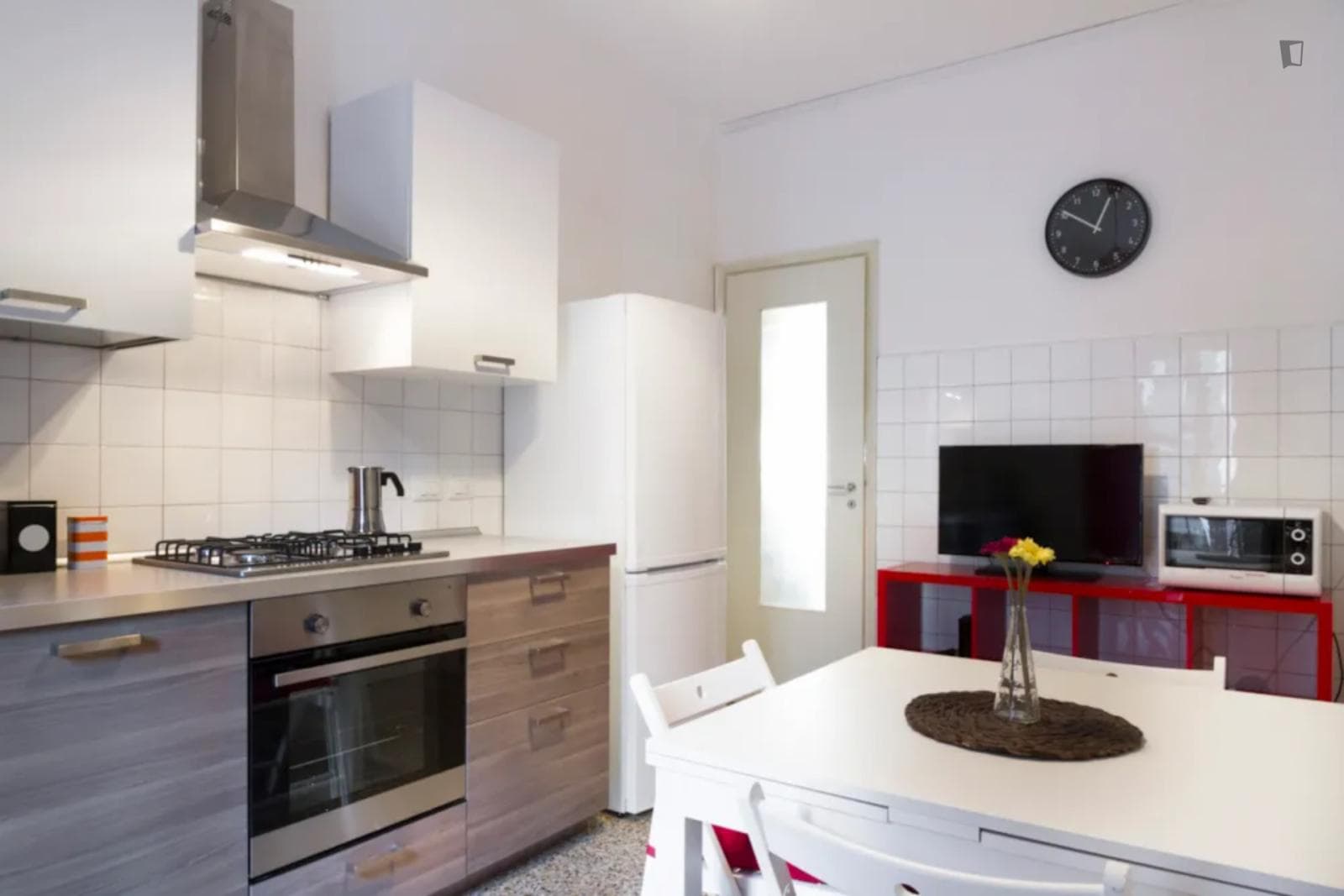 Nice twin bedroom close to Loreto metro station photo 1