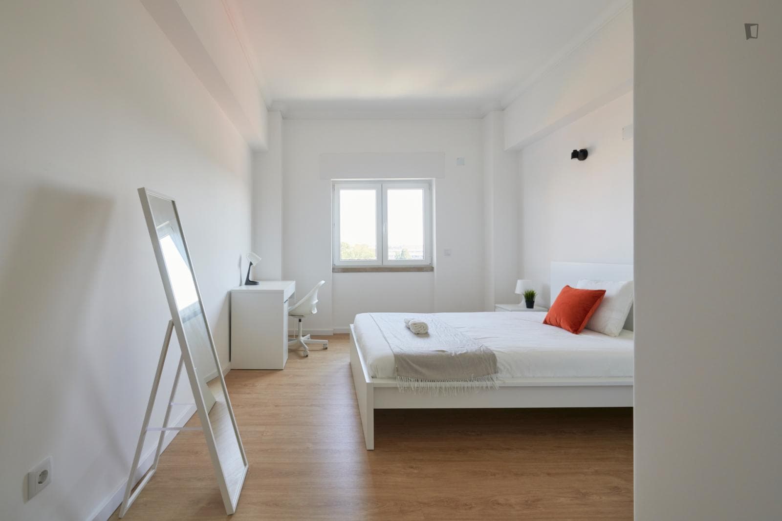 Sunny single ensuite bedroom next to Universidade Lusófona photo 1
