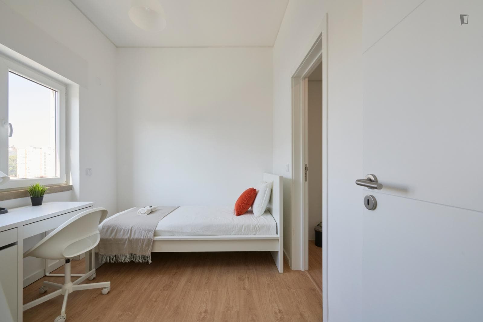 Bright single ensuite bedroom in Campo Grande neighbourhood photo 1