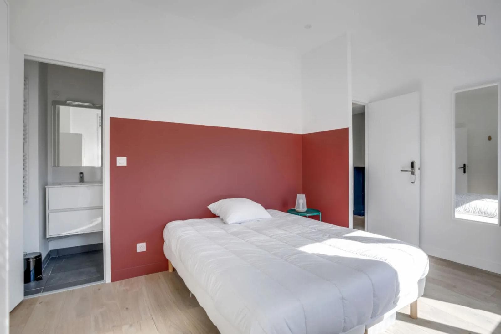Snug double ensuite bedroom close to Montebello metro station photo 1