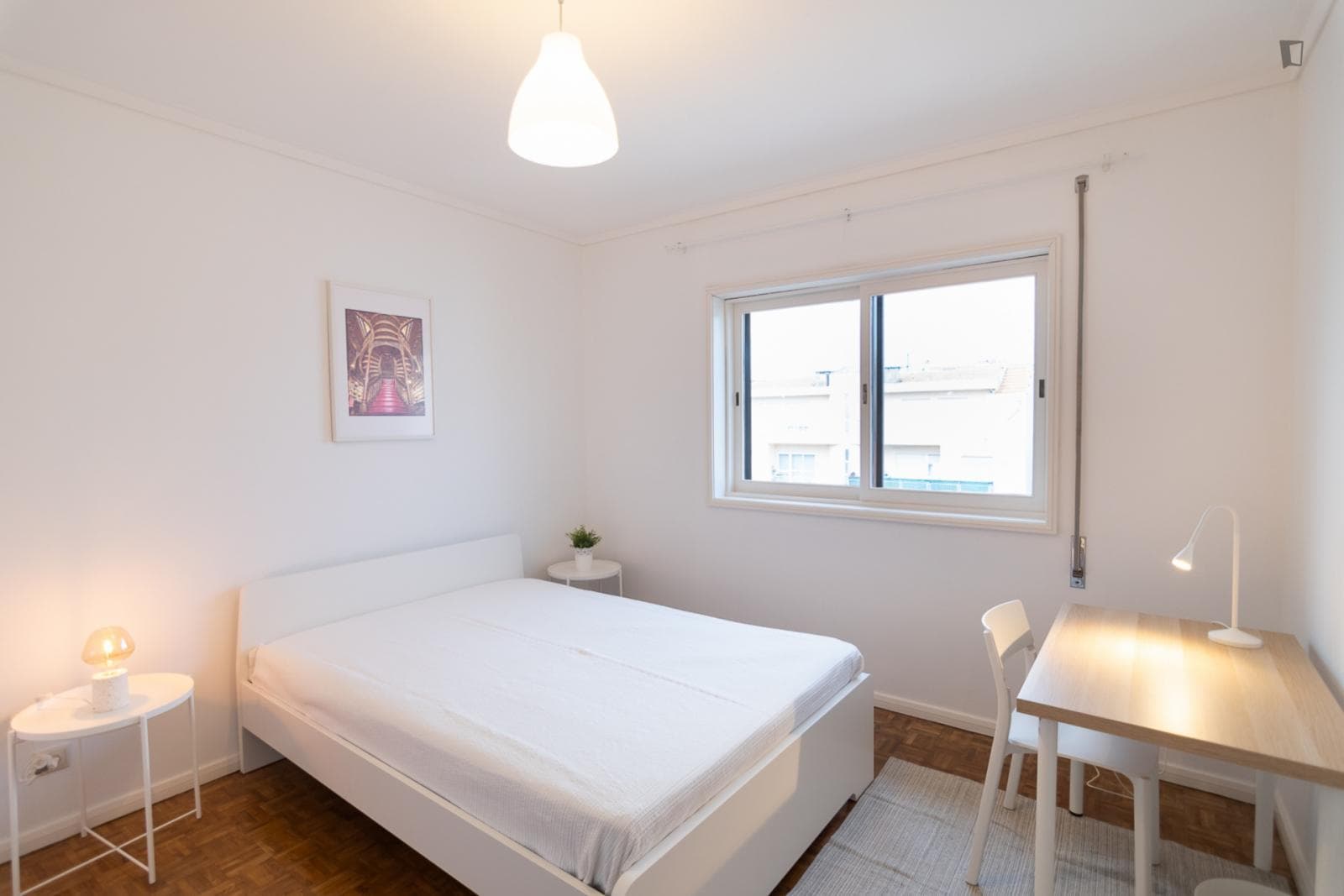 Beautiful double bedroom close to Jardim do Morro metro station photo 1