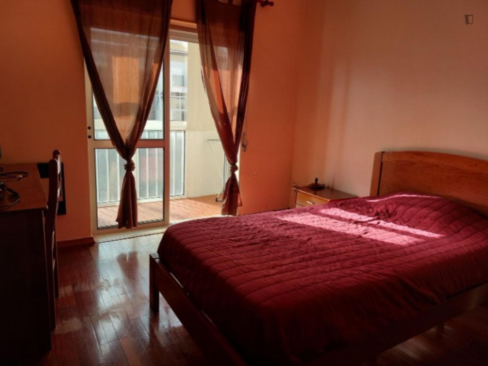 Cosy single bedroom in a 4-bedroom apartment in Coimbra photo 1