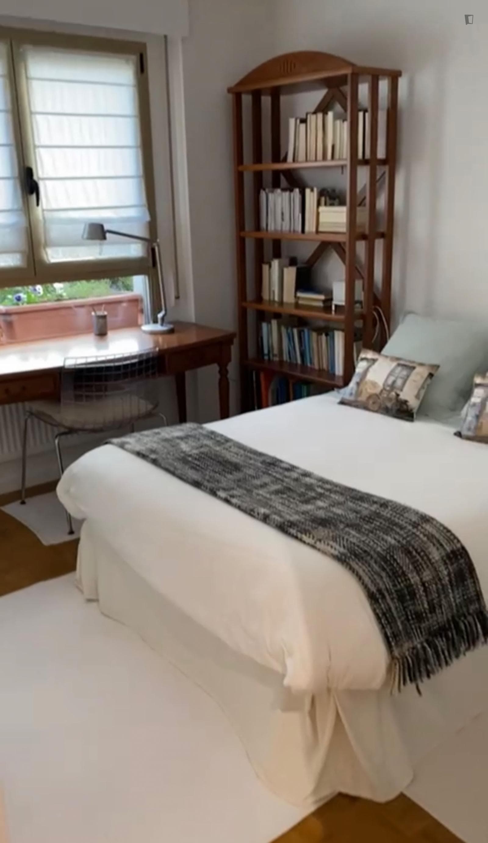 Double bedroom, with private bathroom, in 3-bedroom apartment photo 1