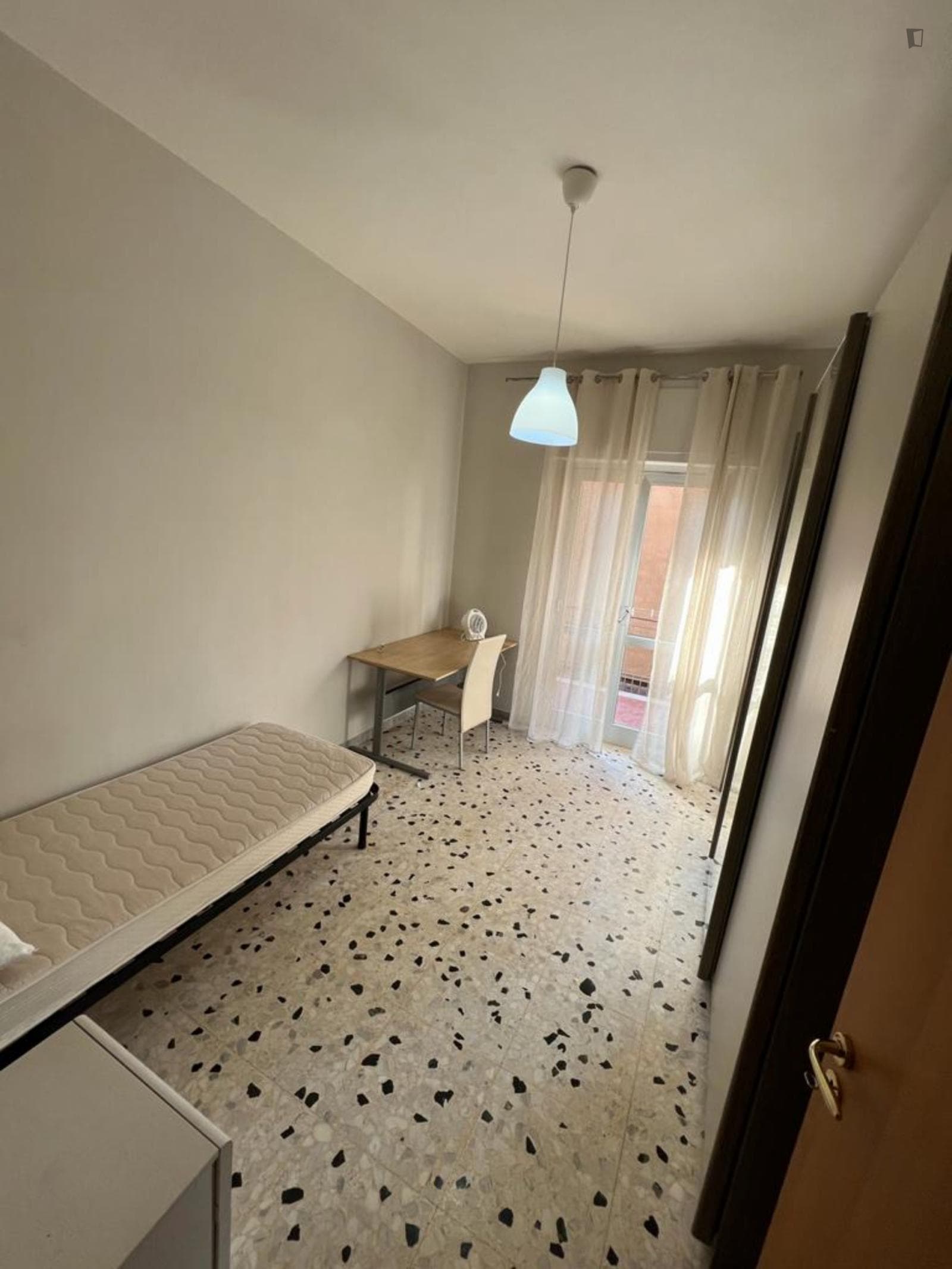 Bright Single Room in 4-Bedroom Apartment In Napoli Near La Trencia Station  photo 1