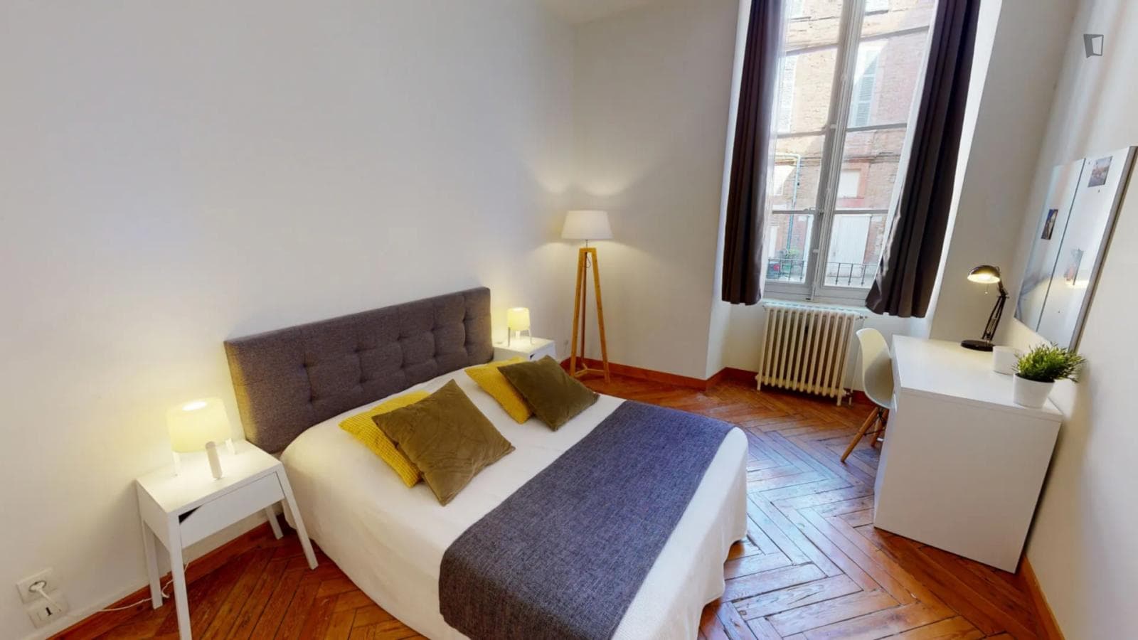 Comfy double bedroom near Esquirol metro station photo 1