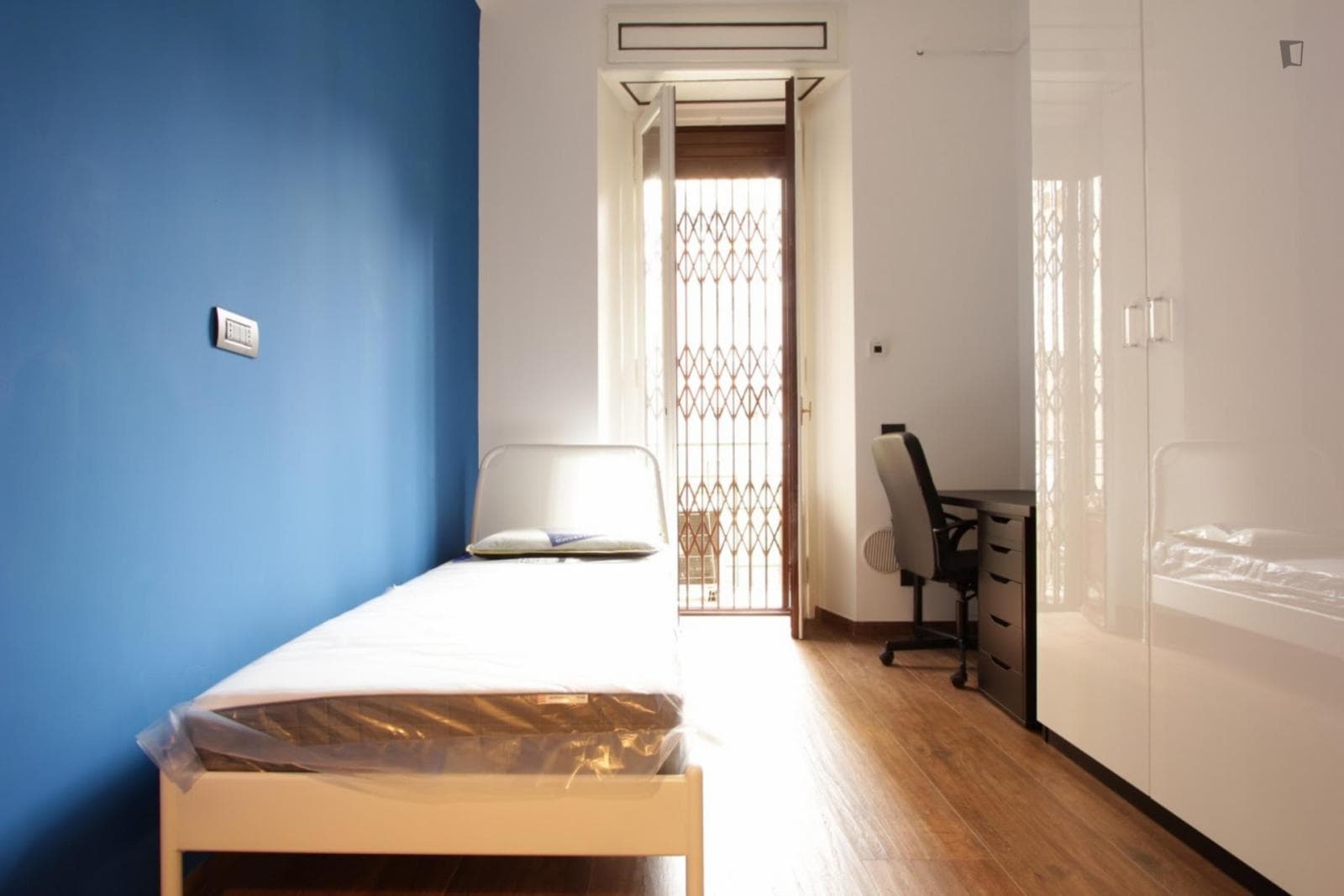 Bright single bedroom in a 4-bedroom flat super close to Politecnico photo 1
