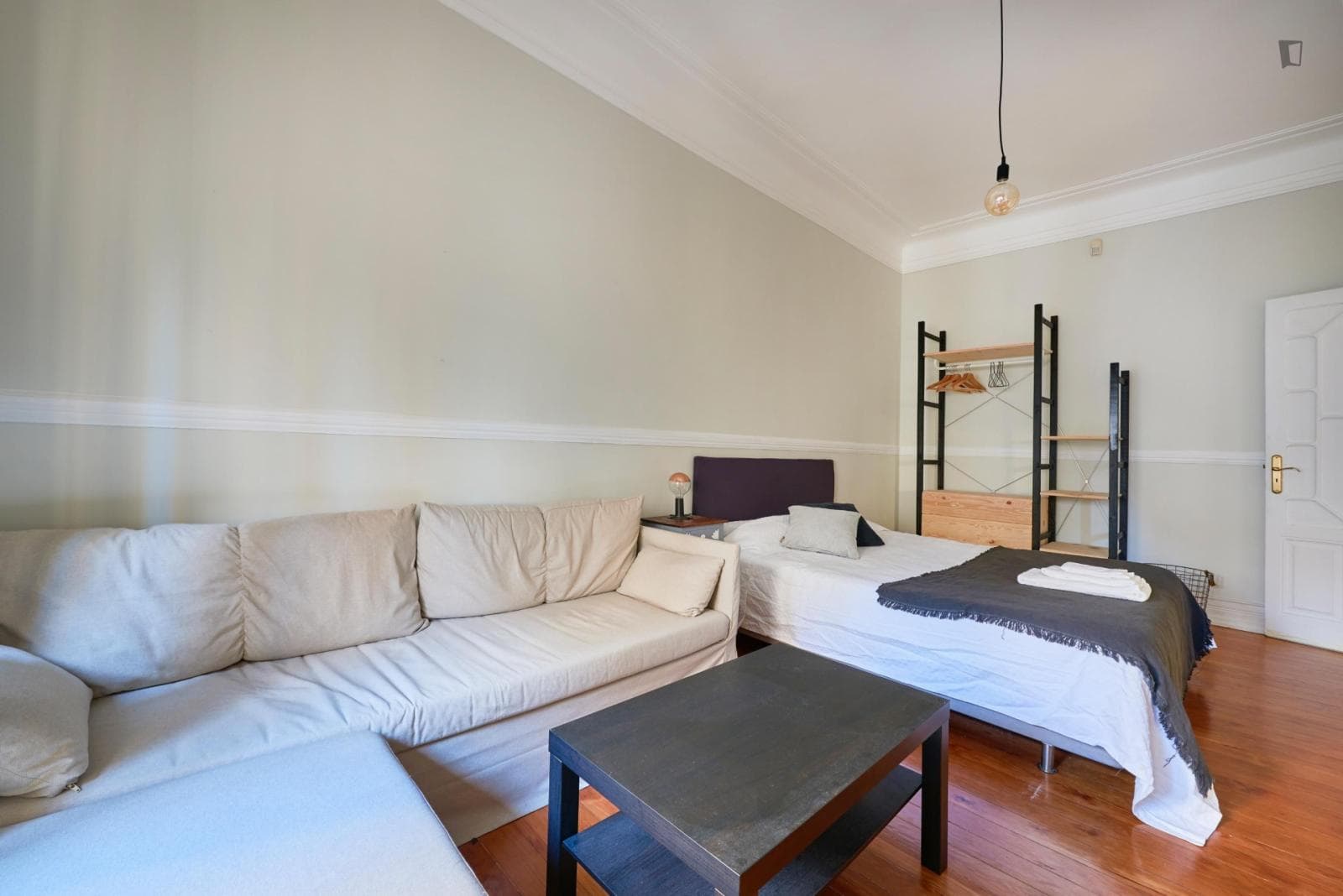 Large and nice single bedroom next to Campo Pequeno metro station photo 1