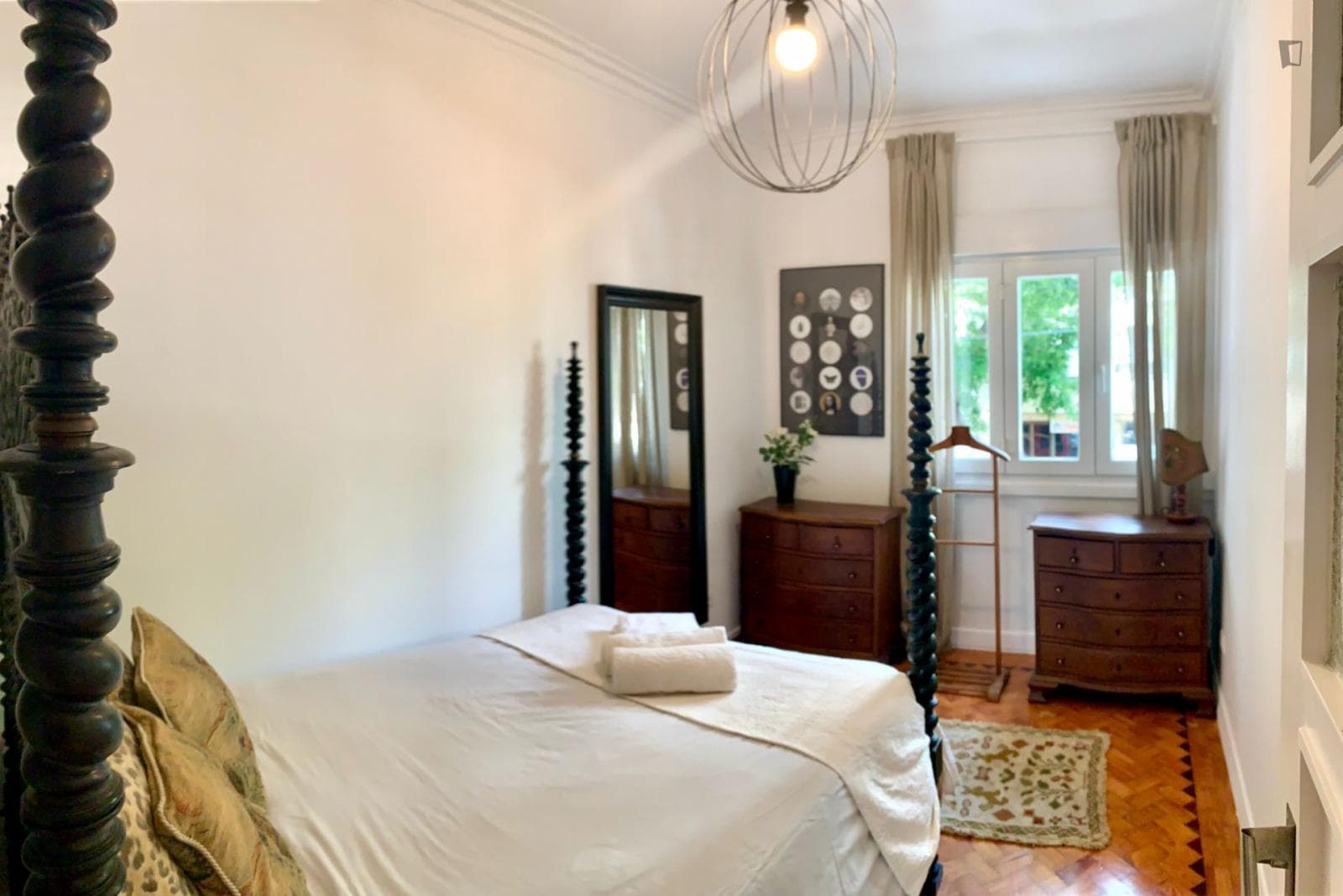Sunny double bedroom in a 3-bedroom apartment photo 1