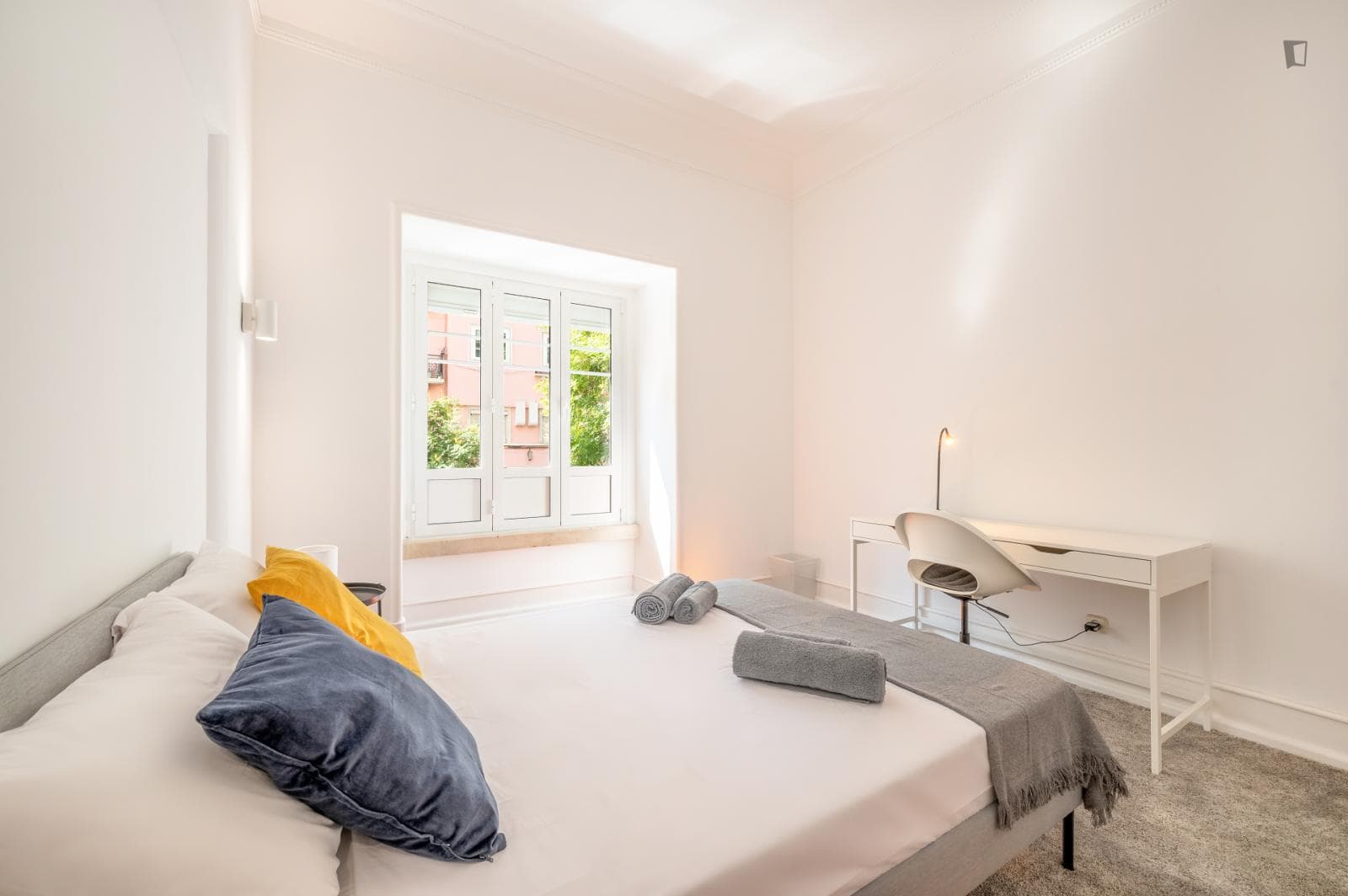 Sunny double bedroom not far from the Amoreiras Shopping Centre photo 1