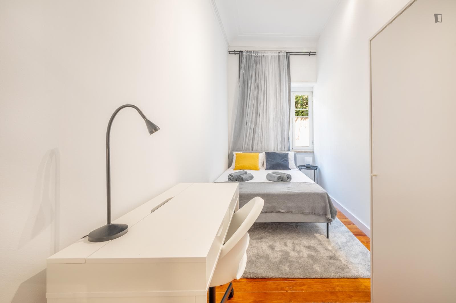 Decent double bedroom close to Marquês de Pombal metro station photo 1