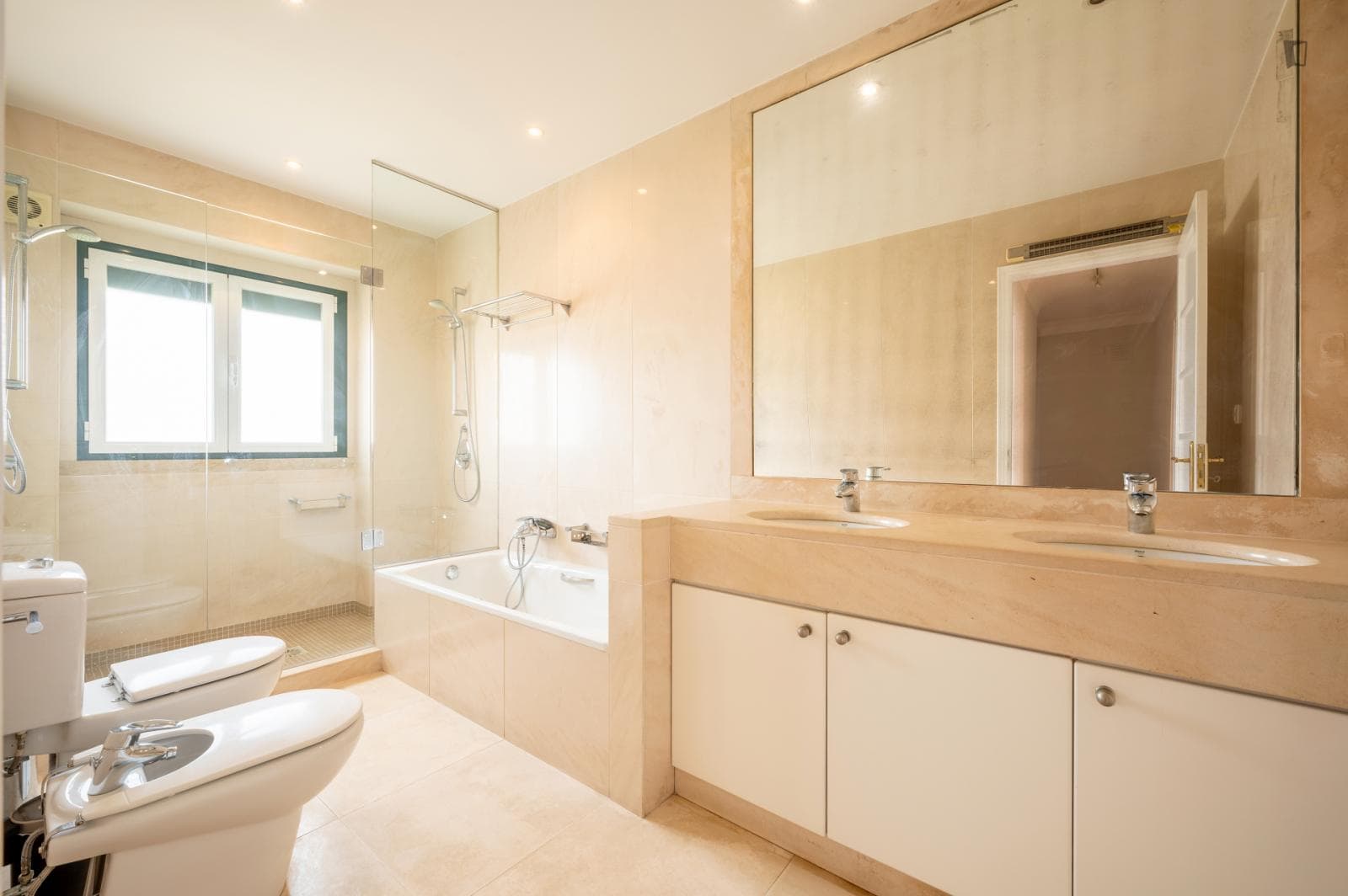Snug double bedroom close to Roma-Areeiro train station photo 1