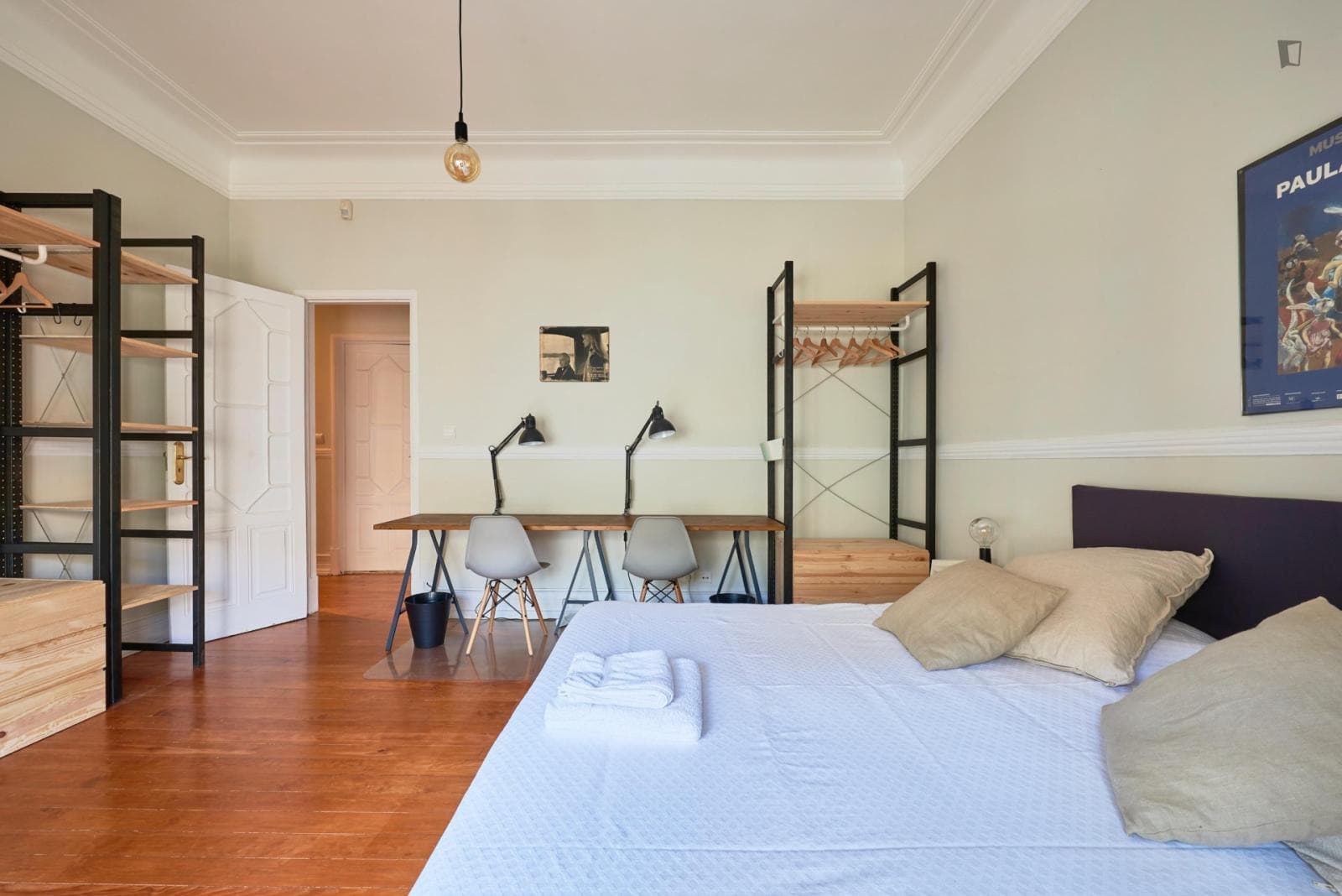 Sunny double bedroom next to Entrecampos train station photo 1