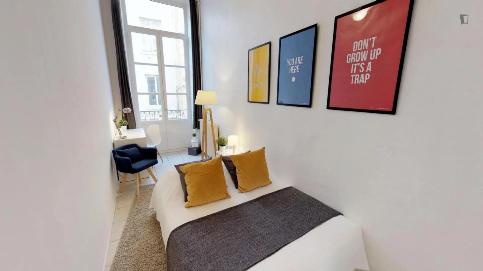Bright double bedroom with balcony not far from Lumière Lyon 2 University photo 1