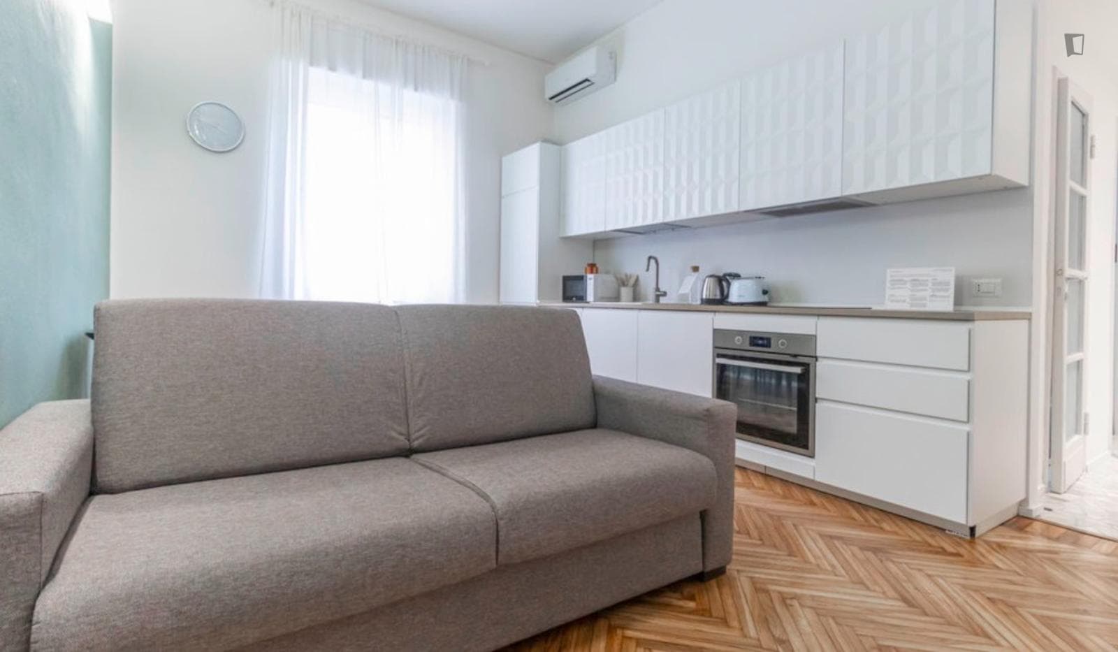 Pleasant 1-bedroom apartment close to Argonne metro station photo 1