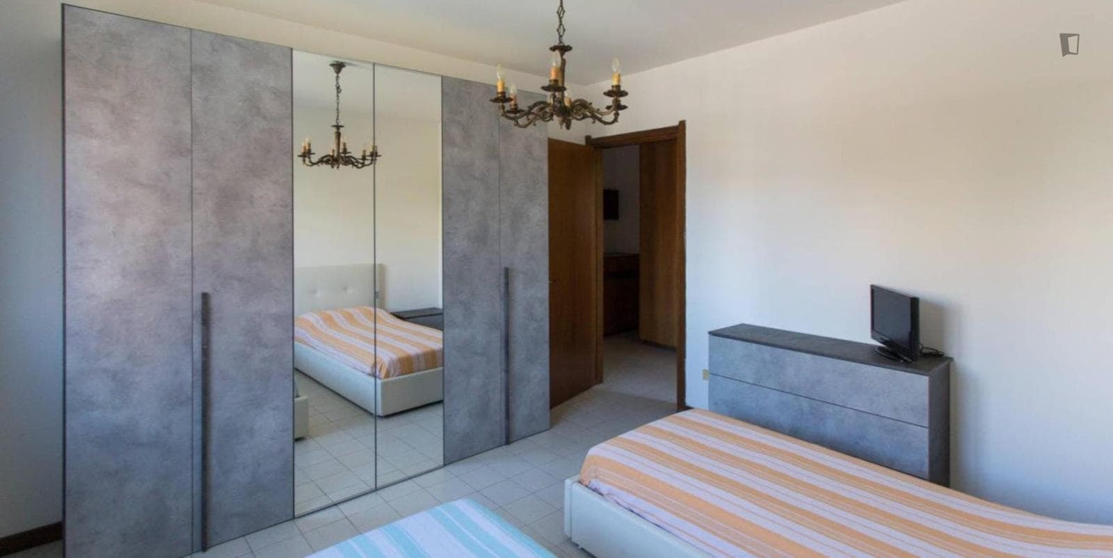 Bed in a twin bedroom in a 2-bedroom flat close to Parco delle Cave photo 1