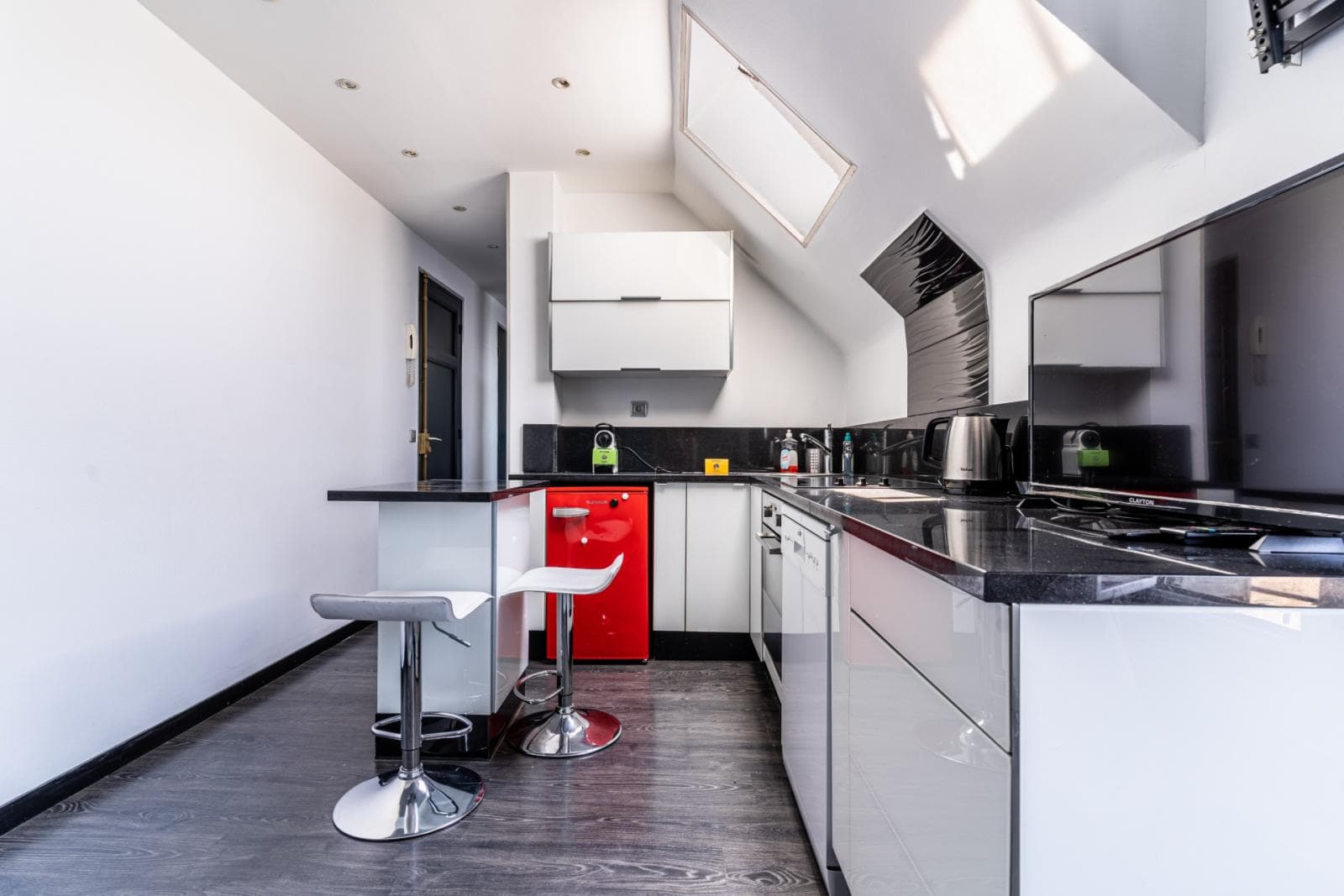 Lovely 1-bedroom apartment close to Jules Joffrin metro station photo 1