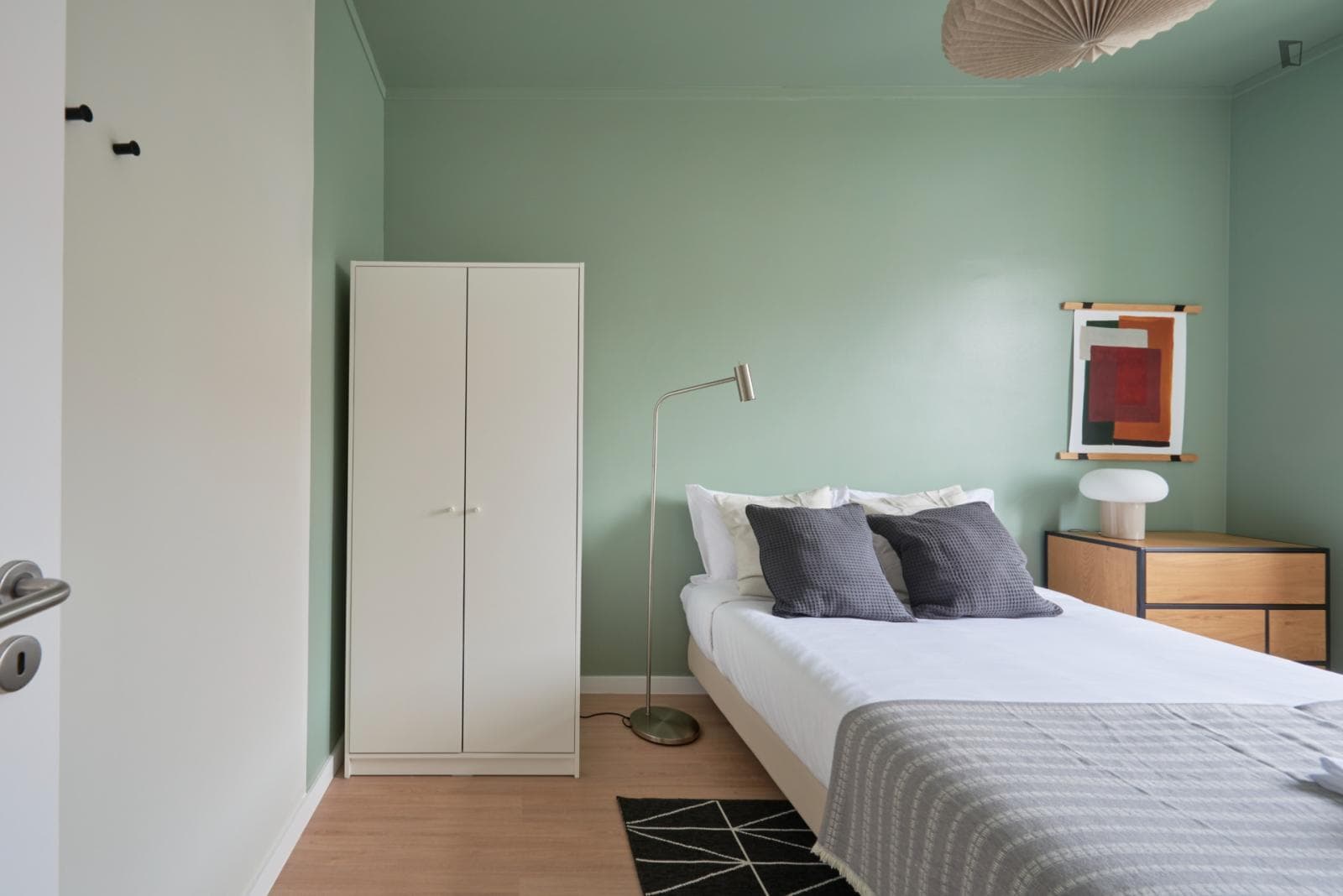 Snug double bedroom close to Arroios metro station photo 1