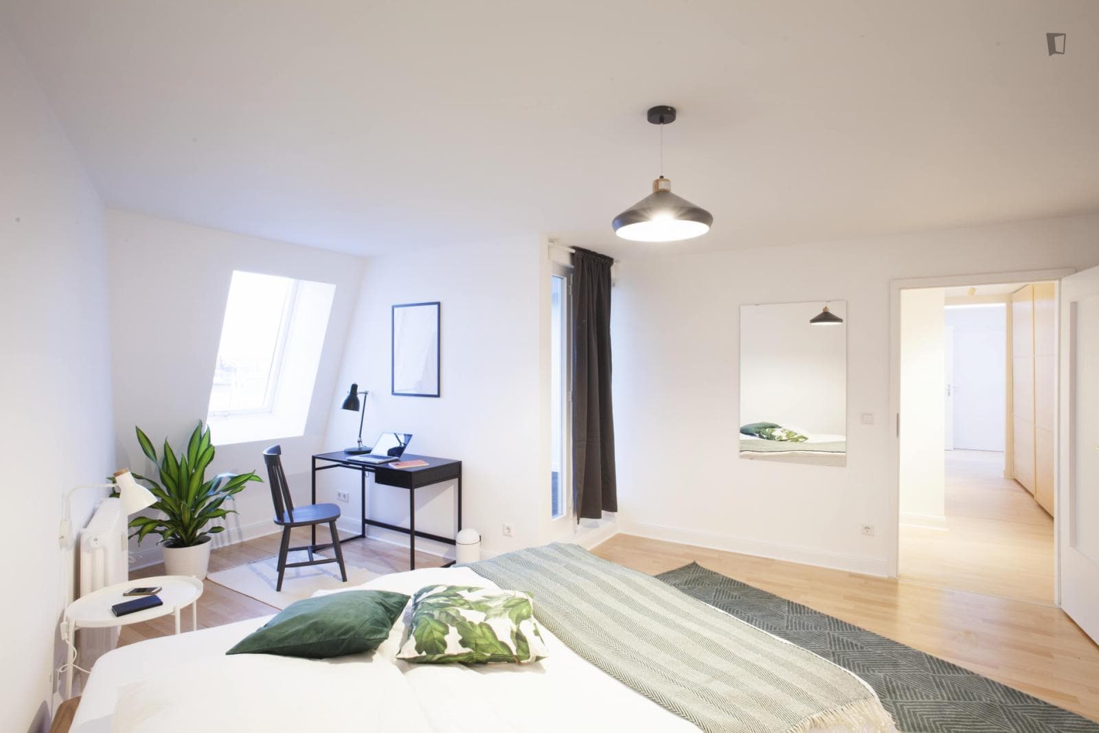 Spacious bedroom in a 6-bedroom apartment photo 1