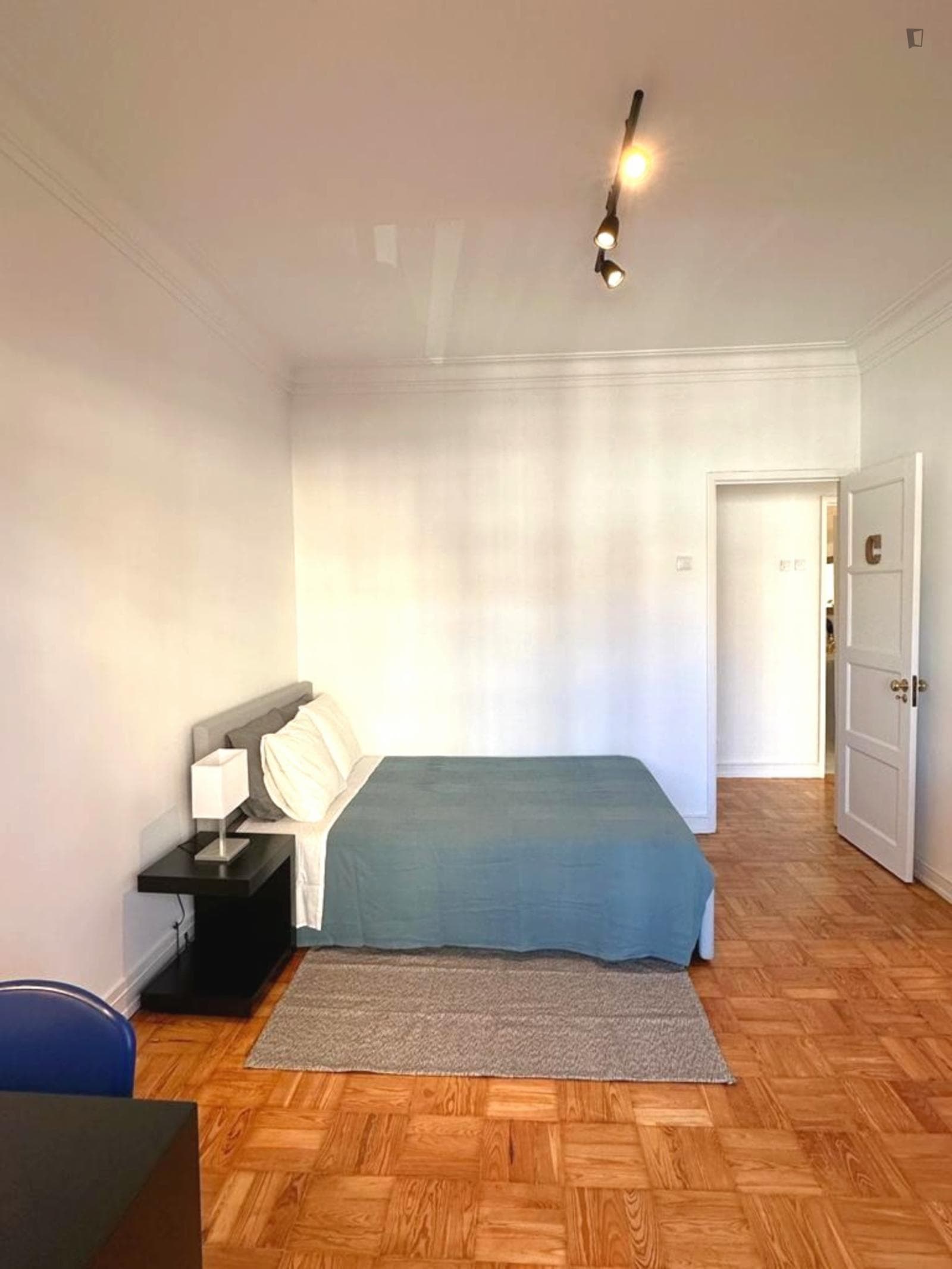 Great double bedroom next to Roma-Areeiro train station photo 1